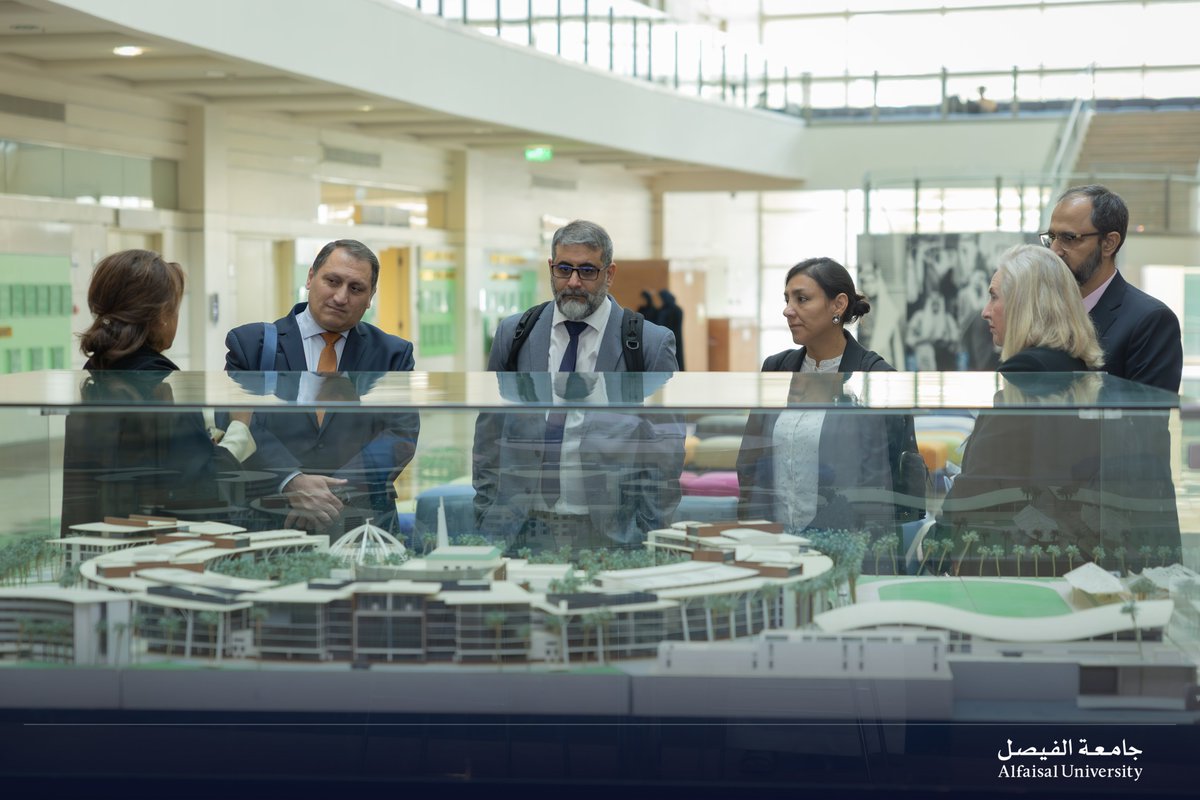 انسجامًا مع رؤية #جامعة_الفيصل في تعزيز ريادتها الأكاديمية والارتقاء بمعايير الأداء وفق أرقى الممارسات الدولية، نظّمت الجامعة ورشة عمل متخصصة قدّمها فريق تصنيفات QS العالمية للجامعات (Quacquarelli Symonds World University Rankings)، بمشاركة عدد من مستشاري التصنيفات الدولية.
ناقشت