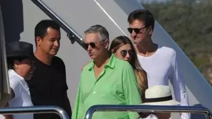 ZuritaCarpio's tweet photo. Este es Ricardo Salinas Pliego, el oligarca de México, quien ha donado a Trump y actualmente está tratando de derrocar al gobierno mexicano para evitar el pago de impuestos y una investigación más profunda de lavado de dinero en los casinos vinculados a sus cárteles.

Ricardo  Salinas Pliego no es simplemente un multimillonario con influencia mediática; es un oligarca que ha influido en la política entre bastidores durante décadas. Es uno de los actores corporativos más  poderosos de México, una figura cuyo imperio abarca la televisión, la banca, las telecomunicaciones, las finanzas minoristas, la extracción de  recursos y los juegos. A través de Grupo Salinas, controla @Azteca,  @BancoAzteca, @Elektra y @totalplaymx, empresas que le brindan un alcance inigualable en la opinión pública, los mercados crediticios, el consumo de los hogares y la infraestructura nacional. Los intereses de sus empresas se cruzan directamente con áreas donde la regulación federal, la aplicación de impuestos y la  política anticorrupción se han vuelto más agresivas en los últimos años, creando fricciones entre el oligarca y el actual gobierno de @Claudiashein 

Salinas  ha enfrentado un importante escrutinio legal durante las últimas dos  décadas, tanto en México como en el extranjero. En particular, en 2005,  la Comisión de Bolsa y Valores de Estados Unidos lo acusó a él y a TV  Azteca de mala conducta financiera; este caso fue resuelto. Actualmente,  en México las disputas fiscales se han intensificado. Los tribunales  ordenaron a Grupo Elektra pagar miles de millones de pesos en pasivos  vencidos, parte de un esfuerzo federal más amplio para recuperar más de  63 mil millones de pesos vinculados a su conglomerado. Los funcionarios  mexicanos han acusado abiertamente a Salinas de ejercer influencia sobre  el poder judicial para obstruir los pagos. Hasta la fecha, ningún  tribunal ha concluido que Salinas Pliego mantenga personalmente vínculos  directos con los cárteles de la droga. Sin embargo, las investigaciones  de los casinos han vinculado a sus empresas con redes financieras  criminales, lo que plantea dudas sobre la supervisión, el cumplimiento y  la exposición a la influencia o colaboración de los cárteles.

El oligarca y el tirano naranja

El  alcance político de Ricardo Salinas Pliego se extiende mucho más allá  de las fronteras de México. Durante la última década, ha cultivado  vínculos con figuras influyentes en Estados Unidos, particularmente  dentro del Partido Republicano y redes alineadas con el expresidente  Donald Trump. Una filial estadounidense del Grupo Salinas donó 250.000  dólares al comité de toma de posesión presidencial de #Trump en 2017,  colocándolo entre un pequeño círculo de intereses comerciales vinculados  al extranjero que apoyaron públicamente a la administración entrante.  En los años siguientes, un comité de acción política vinculado a sus  operaciones en Estados Unidos contribuyó al esfuerzo de reelección de  Trump y más de 289.000 dólares a candidatos y comités republicanos  durante la presidencia de Trump. Señalando un claro compromiso con las  estructuras de poder del Partido Republicano y la red de influencia de  Trump.

La coincidencia no  termina con las donaciones a la campaña de Trump. Salinas Pliego  también ha aparecido en el mundo de la inteligencia corporativa, donde  sus disputas legales se han cruzado con empresas conectadas con la  inteligencia israelí. Un informe de Intelligence Online indica que durante un conflicto financiero de alto riesgo con el empresario Val Sklarov,  se contrató a Black Cube, una empresa fundada por ex miembros de los  servicios de seguridad de Israel. Black Cube ya es familiar en los  círculos políticos estadounidenses. En 2017 y 2018, múltiples  investigaciones realizadas por importantes medios revelaron que  asistentes de Donald Trump o actores alineados con sus objetivos  políticos habían contratado a Black Cube en relación con esfuerzos para  socavar el acuerdo nuclear con Irán. Se informó que la firma había  apuntado a los ex funcionarios de la administración Obama, Ben Rhodes y  Colin Kahl, en busca de información personal o financiera comprometedora que pudiera usarse para desacreditarlos.

Varias  de las declaraciones públicas de Salinas se han hecho eco de los  mensajes republicanos centrales de Trump, incluido el escepticismo sobre  la regulación estatal, las denuncias de las políticas “socialistas” y  la defensa de reformas impulsadas por el mercado. Durante la presidencia  de Trump, defendió públicamente la presión comercial de Estados Unidos  sobre México y elogió el enfoque económico de Trump. Sus mensajes  mediáticos y corporativos a menudo reflejan temas comunes en los  círculos de derecha, enfatizando la supervisión gubernamental limitada y la hostilidad hacia las regulaciones que afectan las  telecomunicaciones, la banca y los préstamos minoristas a gran escala.

En  2025, Salinas lanzó una iniciativa política de derecha en México que  compartía similitudes estilísticas con movimientos regresivos de extrema  derecha globales vinculados a Rusia, Israel y Trump. Su llamado a un  movimiento liderado por los ciudadanos contra el “crimen y la  corrupción” se basó en gran medida en la retórica de “recuperar el país”, una frase central en la identidad política del expresidente estadounidense. Si bien no está afiliado públicamente a ninguna  organización política estadounidense, sus mensajes y su postura política  lo ubican directamente dentro de la órbita ideológica y de influencia  del populismo regresivo contemporáneo. El imperio corporativo de Salinas  depende de un entorno regulatorio que favorece a la industria privada, lo ayuda a evadir impuestos y limita las regulaciones federales que  protegen a la gente común.

Gravar a los oligarcas: México vs Corrupción.

El  prolongado conflicto fiscal entre Ricardo Salinas Pliego y el gobierno  mexicano llegó a un momento decisivo en 2025 bajo la presidencia de  Sheinbaum. Después de más de una década de disputas, en junio un  tribunal federal ordenó a Grupo Elektra pagar 2.000 millones de pesos en  impuestos atrasados, rechazando las apelaciones de la empresa y  confirmando la evaluación del SAT. Las administraciones anteriores a  Claudia Sheinbaum habían intentado cobrar, pero los equipos legales de  Salinas estancaron repetidamente el proceso mediante apelaciones,  amparos e impugnaciones que mantuvieron los casos estancados en los  tribunales. El enfrentamiento se convirtió en un símbolo de un problema  más amplio en la economía política de México: la dificultad de obligar a  oligarcas intocables a cumplir con obligaciones tributarias de las que  las empresas y los ciudadanos comunes y corrientes no pueden escapar.  Salinas había sido visto durante mucho tiempo como uno de los  empresarios más protegidos del país, beneficiándose de acceso político y  relaciones que le permitieron retrasar o diluir los esfuerzos de  aplicación de la ley.

Eso  cambió bajo la presidencia de Sheinbaum. Su administración heredó años  de disputas tributarias no resueltas que involucraban a los grupos  corporativos más grandes de México, pero a diferencia de gobiernos  anteriores, trató estas responsabilidades no como moneda de cambio  política, sino como una piedra angular de su plataforma anticorrupción. A  diferencia de gobiernos anteriores, Sheinbaum asumió el cargo con el  mandato de demostrar que no estaba en deuda con el poder privado. Tomar  medidas decisivas en un caso de alto perfil que involucraba a una de las  figuras más ricas y con mayores conexiones políticas del país le dio a  su administración credibilidad inmediata. Su administración fortaleció  la capacidad de litigio del SAT, respaldó públicamente a los reguladores  y alentó a los fiscales a acelerar casos largamente demorados. El  gobierno de Sheinbaum amplió los protocolos de auditoría para las  grandes corporaciones, endureció las reglas que rigen las adquisiciones  públicas e introdujo una supervisión más estricta de los contratos  federales. Impulsó normas de presentación de informes más claras dentro  de las agencias gubernamentales, mayores requisitos de transparencia  para el gasto público y apoyó medidas para limitar el tráfico de  influencias dentro de los organismos reguladores. Su administración  también respaldó reformas judiciales destinadas a reducir el abuso de  los amparos que históricamente habían permitido a los acusados  adinerados retrasar o anular las acciones de ejecución.

En  junio de 2025, un tribunal federal emitió sentencia firme y definitiva  ordenando a Grupo Elektra pagar 2.000 millones de pesos en impuestos corporativos atrasados. Los jueces desestimaron la última serie de  apelaciones de Elektra y confirmaron la posición del SAT de que las  responsabilidades eran legalmente sólidas y estaban atrasadas. El  tribunal también determinó que no se justificaban más protecciones ni  demoras procesales, lo que significa que Elektra se vio obligada a pagar  de inmediato. La decisión no tuvo precedentes, no por la cantidad sino  por a quién iba dirigida. Los tribunales señalaron que ya no servirían  como válvula de seguridad para el poder corporativo, y los funcionarios  del SAT describieron el fallo como un momento decisivo para la soberanía  fiscal. Fue la primera vez en la historia moderna de México que uno de  los imperios empresariales más poderosos del país se vio obligado a  cumplir con una sentencia fiscal importante después de más de una década  de resistencia.

Esta  sentencia representa sólo una fracción de lo que está en juego. Según  datos del SAT, las empresas vinculadas a Salinas Pliego adeudan en  conjunto más de 63,000 millones de pesos en pasivos acumulados,  incluyendo impuestos sobre la renta, multas e intereses que involucran a  Elektra, TV Azteca y otras subsidiarias. Estas se encuentran entre las  deudas tributarias corporativas más grandes del país.

Para  Sheinbaum, el fallo cumplió dos propósitos. Demostró el compromiso del  gobierno con la igualdad jurídica y socavó la percepción de que los  grandes empresarios podían negociar sus obligaciones. También  proporcionó impulso político a su agenda anticorrupción, reforzando la  confianza pública en instituciones que durante mucho tiempo habían sido  consideradas deferentes hacia las élites económicas.

Para Salinas, las implicaciones fueron inmediatas. El fallo debilitó su percepción de invulnerabilidad e impunidad, aumentó su exposición financiera y planteó la posibilidad de que el resto de sus obligaciones  acumuladas pronto pudieran hacerse cumplir con igual fuerza. También  intensificó el conflicto político entre su imperio corporativo y el  gobierno federal, contribuyendo a su postura cada vez más agresiva en  los medios y las redes políticas en línea. La derrota aumentó  significativamente la exposición financiera de Salinas, así como la de  todos los demás oligarcas en México, y redujo su capacidad para negociar  desde una posición de fuerza. Su respuesta pública enmarcó los fallos  como represalias políticas, incluso cuando los funcionarios enfatizaron  que los casos reflejan un esfuerzo por hacer cumplir la ley tributaria  de manera uniforme después de décadas de supervisión selectiva. El fallo  reflejó un cambio estructural en el equilibrio de poder entre el Estado  y los oligarcas corporativos que habían dado forma a la economía  política de México durante décadas. Las medidas anticorrupción de  Sheinbaum proporcionaron la base institucional. El fallo de Elektra  sentó el precedente. Y juntos señalaron que la era de los  multimillonarios intocables en México estaba comenzando a  resquebrajarse.

El oligarca y el cartel

La  presión legal sobre Ricardo Salinas Pliego se intensificó aún más cuando dos casinos propiedad del Grupo Salinas fueron suspendidos como  parte de una campaña nacional contra las operaciones financieras  vinculadas al crimen organizado, incluidos los cárteles de la droga. Las  autoridades mexicanas anunciaron en 2025 que 13 casinos en varios  estados estaban siendo investigados por lavar grandes volúmenes de  ganancias ilícitas generadas por los principales cárteles del país. Dos  de esos establecimientos pertenecían al conglomerado Salinas.

Los  casinos han sido durante mucho tiempo un mecanismo de lavado favorito  de los cárteles mexicanos, así como de otros grupos del crimen  organizado en todo el mundo. Su modelo de negocio con mucho efectivo  permite a las redes criminales inyectar fondos ilícitos en el sistema  financiero con una detección mínima. Los métodos más comunes incluyen:

1 - Compras  estructuradas en efectivo
Los agentes de los cárteles llevan cantidades significativas de dinero en efectivo de pequeña denominación a los  casinos, lo dividen en fichas, juegan mínimamente y luego retiran el  dinero. El dinero se vuelve a emitir como “ganancias” y parece legítimo  una vez depositado en cuentas bancarias.

2 - Uso de intermediarios (Smurfs) 
Varias personas realizan transacciones más pequeñas y separadas para evitar que se activen los umbrales de presentación de informes. Estos intermediarios suelen rotar los casinos,  lo que dificulta la vigilancia.

3 - Colusión con el personal del casino
Los grupos criminales sobornan o amenazan a los empleados para que eludan los controles de identificación requeridos  o falsifiquen los registros de transacciones. Algunos casinos han sido  acusados de mantener sistemas de contabilidad paralelos para facilitar los movimientos de dinero.

4 - Transferencias  financieras transfronterizas
Los cárteles utilizan casinos cerca de la  frontera con Estados Unidos para convertir pesos en dólares y luego  mueven los fondos a través de empresas fantasma o vendedores falsos en  el extranjero, completando el ciclo de lavado.

5- Uso de Plataformas de Apuestas Virtuales
Algunos casinos operan plataformas  en línea que están ligeramente reguladas, lo que permite transacciones  anónimas de gran volumen en todas las jurisdicciones.

Estas prácticas convierten a la industria del juego en uno de los canales de  lavado de mayor importancia estratégica para los principales grupos criminales, incluidos el Cártel de Sinaloa, el Cártel Jalisco Nueva  Generación (CJNG) y varias facciones regionales. También es uno de los  sectores donde la supervisión gubernamental ha sido históricamente más  débil.

La  investigación de casinos a nivel nacional marcó la primera vez en más  de una década que las autoridades federales atacaron agresivamente la  infraestructura financiera que respalda la liquidez de los cárteles en  lugar de perseguir únicamente a los traficantes de alto perfil. Al centrarse en los casinos, los reguladores buscaron la etapa de  “limpieza” de las finanzas de los cárteles, donde los ingresos ilícitos  se transforman en activos corporativos gastables.

Para Grupo Salinas, la suspensión de dos de sus establecimientos de juego fue especialmente trascendental, no porque las autoridades acusaran al  conglomerado de intenciones criminales, sino porque cualquier proximidad  a redes financieras ilícitas conlleva graves riesgos regulatorios y de  reputación. Incluso la exposición indirecta obliga a las empresas a  someterse a auditorías exhaustivas, requisitos de presentación de  informes intensificados y revisiones de contabilidad forense que pueden  descubrir irregularidades adicionales.

En  el momento en que estalló la investigación del casino, Salinas ya estaba enredado en disputas fiscales por miles de millones de pesos y  enfrentando un mayor escrutinio regulatorio en sus divisiones de  telecomunicaciones, banca y finanzas minoristas. La suspensión de sus  casinos añadió un nuevo frente legal y amplió el alcance de la  supervisión estatal a su imperio empresarial.

Los desafíos regulatorios surgieron como una amenaza significativa a su  modelo corporativo, señalando una “ofensiva del estado de derecho” más  amplia destinada a establecer cambios en todo el sistema en lugar de  incidentes regulatorios aislados. Este enfoque refleja el esfuerzo de  reforma estructural, que pretende fortalecer el cumplimiento legal en  todos los sectores y disminuir la influencia de oligarquías arraigadas.  Los reguladores obtuvieron acceso a registros financieros internos que  antes estaban protegidos por impugnaciones legales. Una mayor vigilancia  significó menos espacio para estrategias contables agresivas o  movimientos financieros opacos. Los mayores requisitos de cumplimiento ALD (antilavado de dinero) obligaron a Banco Azteca a señalar las  transacciones de manera más agresiva, socavando parte de la flexibilidad  de la que dependían el grupo y los cárteles. Las agencias de seguros y  calificación crediticia respondieron intensificando el escrutinio del  perfil de riesgo de Grupo Salinas. Los opositores políticos aprovecharon  la investigación, enmarcándola como evidencia de que su imperio opera  en zonas legales grises.

Para un oligarca cuyo imperio ha florecido bajo un ligero toque regulatorio, esto fue un desafío directo a su entorno operativo. Las suspensiones de  casinos también mostraron una transformación en el enfoque de México  tanto hacia el financiamiento criminal como hacia la impunidad de las  élites. Por primera vez en años, los reguladores estaban dispuestos a  arriesgarse a una confrontación con grandes grupos corporativos para  perturbar los canales financieros de los que dependen los cárteles. Y debido a que Grupo Salinas es uno de los conglomerados con mayor conexión política del país, la acción de ejecución fue ampliamente  interpretada como una señal de que el gobierno estaba dispuesto a atacar  a cualquier actor, independientemente de su estatus, si sus operaciones  financieras caían dentro del alcance de la investigación.

En resumen, la represión de los casinos hizo más que exponer las  vulnerabilidades potenciales del imperio de Salinas. Demostró que, bajo  la presidencia de Sheinbaum, la corrupción enfrentaría un serio  retroceso.