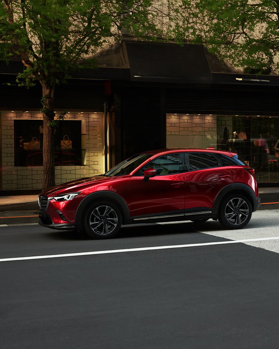 Mazda_UAE's tweet image. Big vibes in a compact drive. Mazda CX-3 is where design meets everyday freedom.
#MazdaCX3 #DriveWithFeeling #MazdaUAE 

اكتشف المدينة من منظور جديد مع مازداسي اكس3
 #أحتفل_بالقيادة #مازدا_الإمارات #مازدا_سي_أكس3