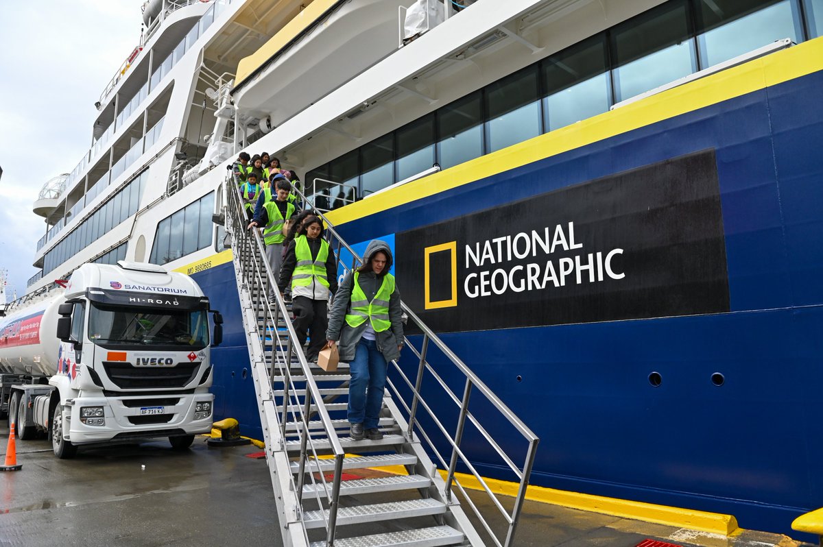 InFueTur's tweet image. Estudiantes y docentes de 6° “A” de la Escuela Provincial Nº 22 “Bahía Golondrina” realizaron una visita al crucero Nat Geo Resolution, operado por  Lindblad Expeditions, con el acompañamiento del agente marítimo Ushuaia Shipping .
