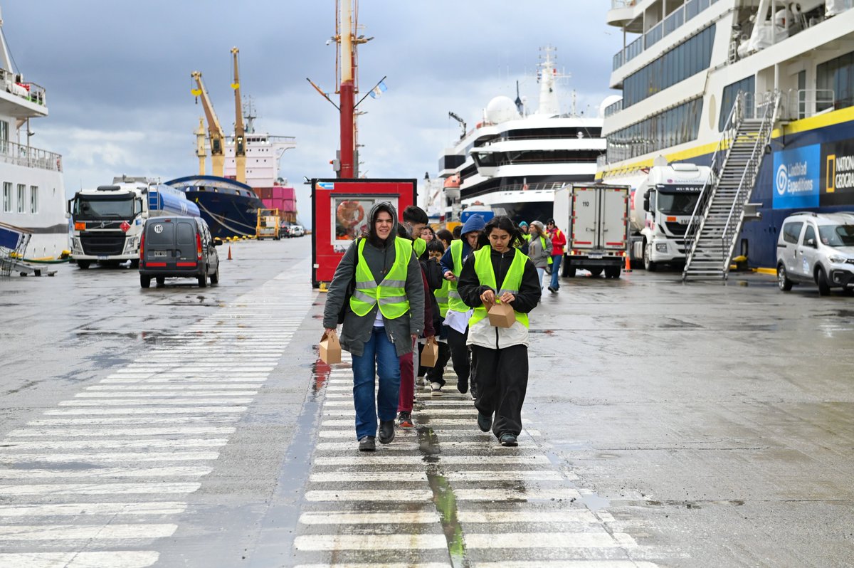 InFueTur's tweet image. Estudiantes y docentes de 6° “A” de la Escuela Provincial Nº 22 “Bahía Golondrina” realizaron una visita al crucero Nat Geo Resolution, operado por  Lindblad Expeditions, con el acompañamiento del agente marítimo Ushuaia Shipping .