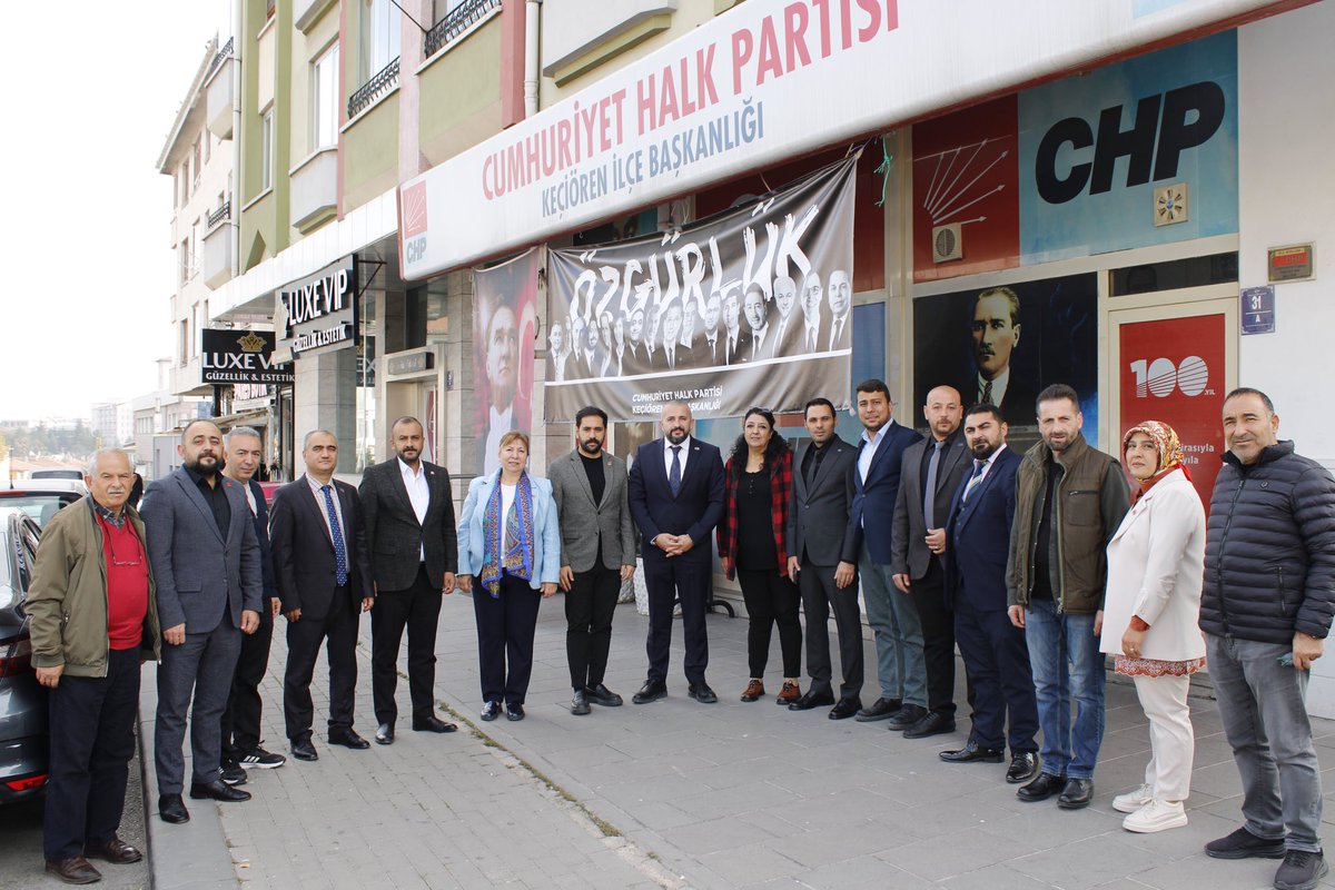 İlçe Başkanlığımızı ziyaret ederek bizleri onurlandıran <a href="/KeciorenAParti/">Anahtar Parti Keçiören İlçe Başkanlığı</a> İlçe Başkanı Hamza Serhat Yeniçeri ve Yönetim Kurulu Üyeleri’ne teşekkür ederim.

Bu anlamlı ziyaretlerin, ortak çalışmalarımızın gelecekte daha da güçlenmesine zemin oluşturacağına inanıyor, nazik