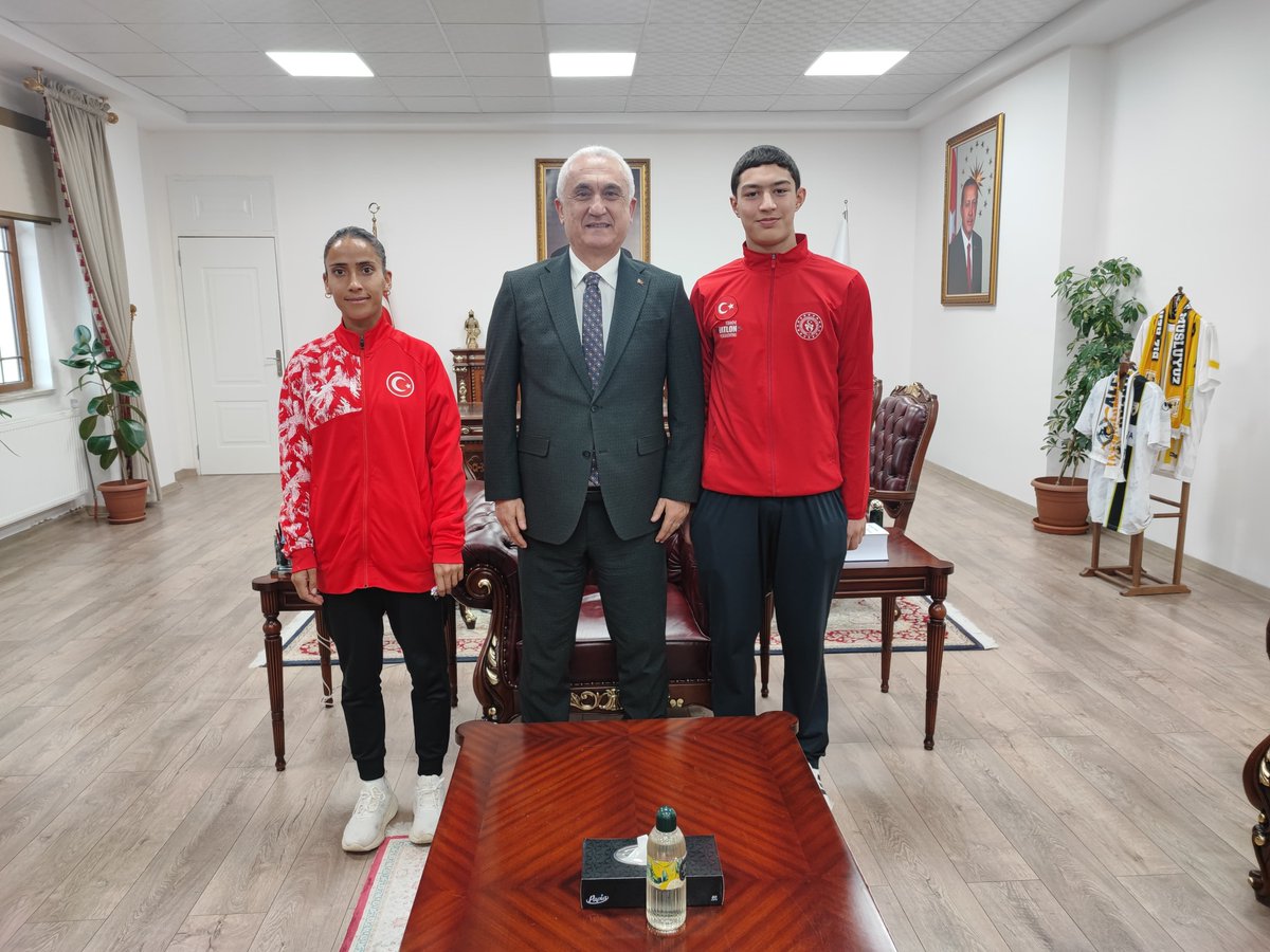 TCMusValiligi's tweet image. Valimiz Sayın @Valiavnicakir, 2025 Triatlon Balkan Şampiyonası M3 Kategorisi Balkan Şampiyonu Berat Çağlar ile 2025 Balkan Kros Şampiyonası Balkan 3’üncüsü Derya Kunur&apos;u makamında kabul etti.

Elde ettikleri önemli derecelerden dolayı milli sporcularımızı tebrik ederek…