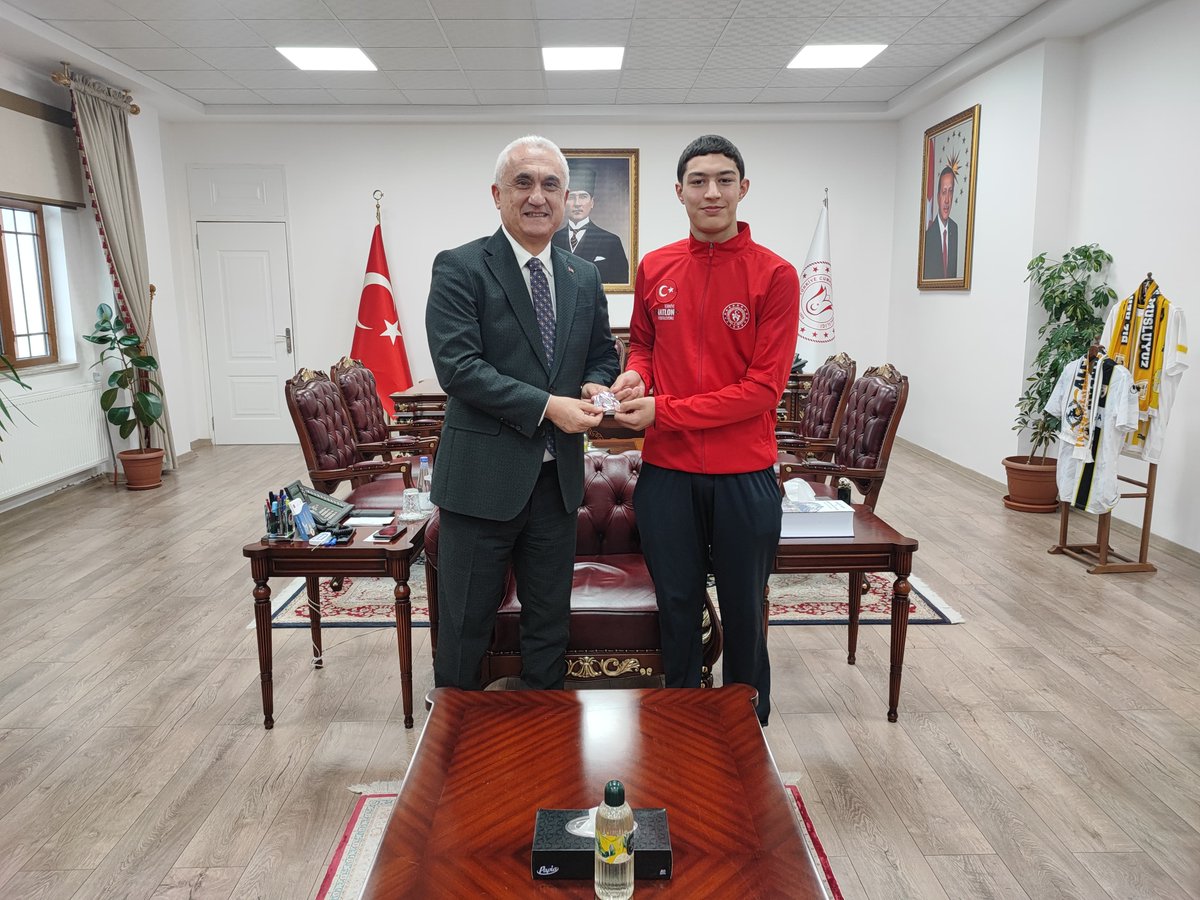 TCMusValiligi's tweet image. Valimiz Sayın @Valiavnicakir, 2025 Triatlon Balkan Şampiyonası M3 Kategorisi Balkan Şampiyonu Berat Çağlar ile 2025 Balkan Kros Şampiyonası Balkan 3’üncüsü Derya Kunur&apos;u makamında kabul etti.

Elde ettikleri önemli derecelerden dolayı milli sporcularımızı tebrik ederek…