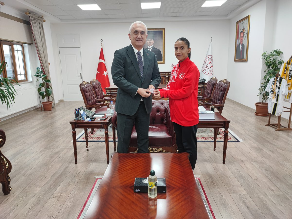 TCMusValiligi's tweet image. Valimiz Sayın @Valiavnicakir, 2025 Triatlon Balkan Şampiyonası M3 Kategorisi Balkan Şampiyonu Berat Çağlar ile 2025 Balkan Kros Şampiyonası Balkan 3’üncüsü Derya Kunur&apos;u makamında kabul etti.

Elde ettikleri önemli derecelerden dolayı milli sporcularımızı tebrik ederek…