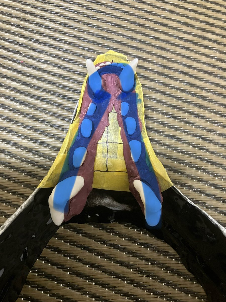 itsuku's tweet photo. 樹脂粘土で口内パーツを作りました

色付けしてない粘土で歯を作り、アクリル絵の具を練り込んだ粘土を根元に巻いてから、余りの粘土で歯茎を作って歯を埋め込みます

犬歯は正面から見て先端を外向きに、上から見た配置はU字型ではなく犬歯の後ろ部分でくびれを作る感じにすると、それっぽく見えます https://t.co/XAoSuvZFKu