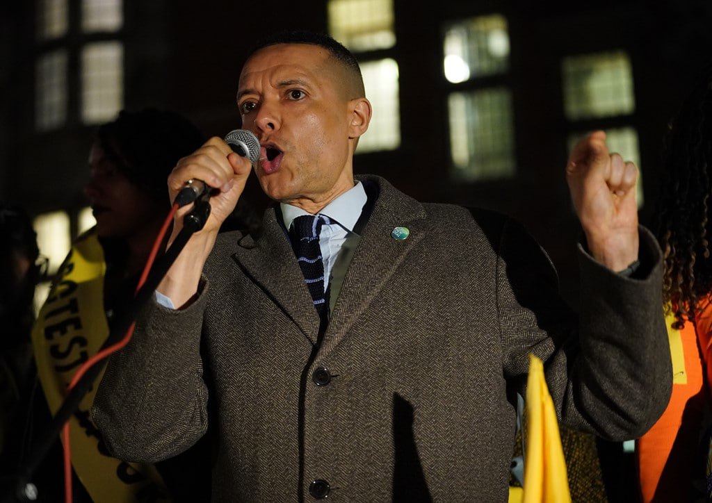 UnityNewsNet's tweet image. Clive Lewis has said he would be willing to stand down as MP for Norwich South to make way for Andy Burnham, so that he could challenge Sir Keir Starmer for the Labour leadership.

The left-wing MP was extremely critical of Starmer&apos;s leadership, and was asked by the BBC if he…