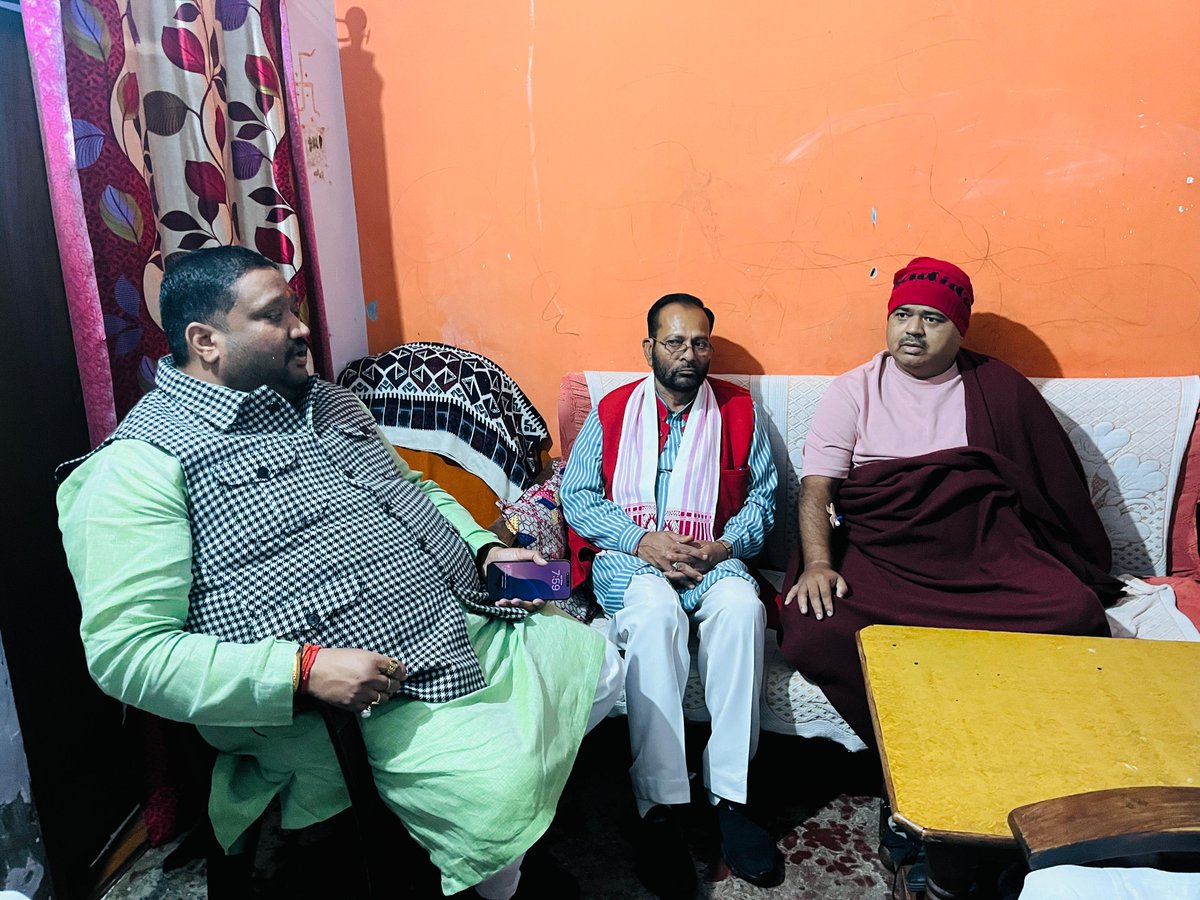 dheerusinghh's tweet image. आज हमारे अनन्य सहयोगी श्री रूपेश मिश्रा जी के निवास पर पहुँचकर उनके स्वास्थ्य की जानकारी प्राप्त की।

प्रभु से प्रार्थना है कि वे आपको शीघ्रातिशीघ्र पूर्णतः उत्तम स्वास्थ्य प्रदान करें।