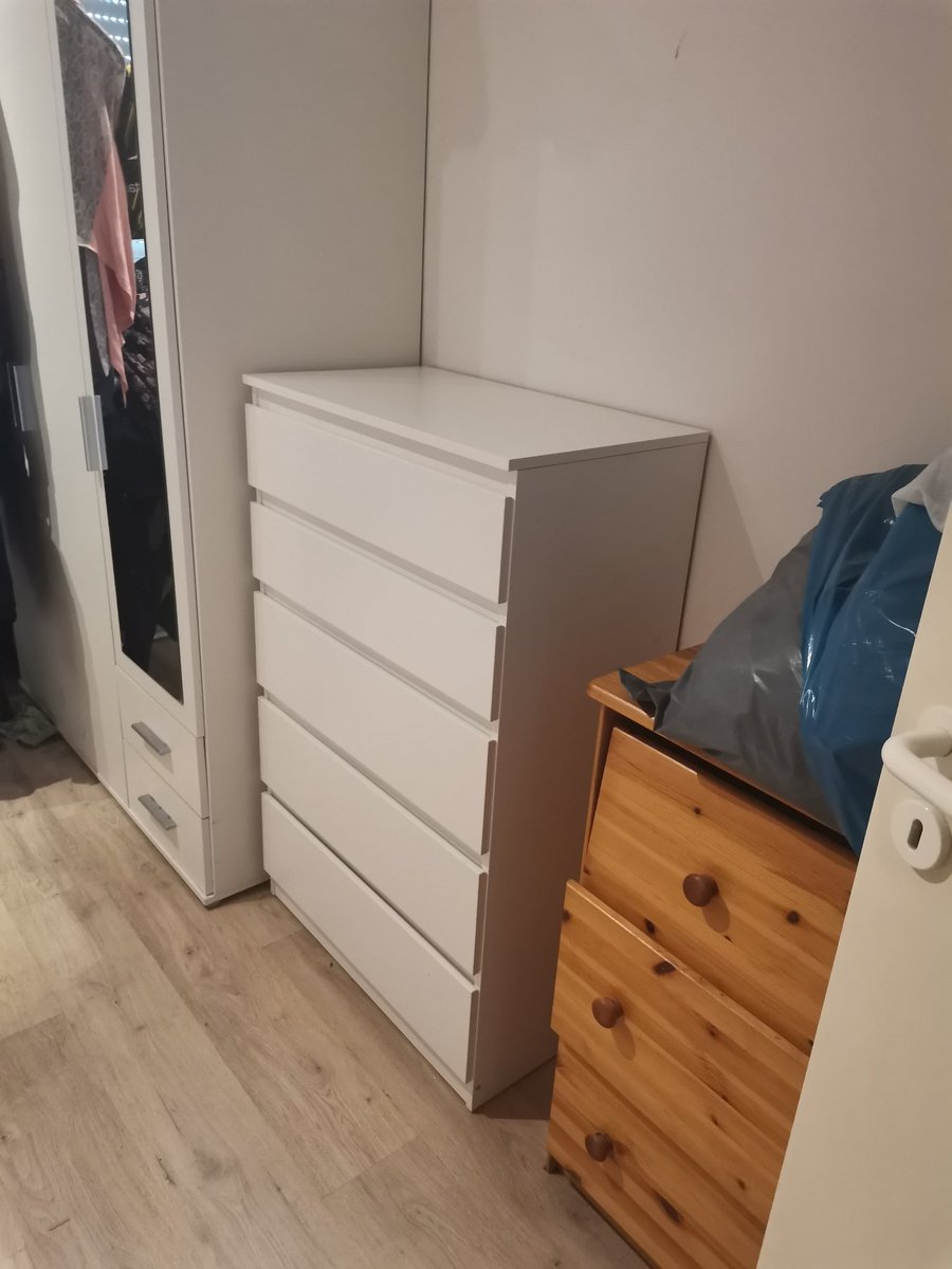 xKristallengelx's tweet photo. #wohnungsupdate
Freundin war da und wir haben die Kommode und das zweite Regal aufgebaut.

Hab dann noch bisschen sortiert, gescannt und ins Regal gestellt.

Bücher, die mich verlassen sind jetzt auch schon zwei Kartons voll. Mehr werden wohl folgen.

Bin jetzt aber geschafft. https://t.co/LgDiCchni9
