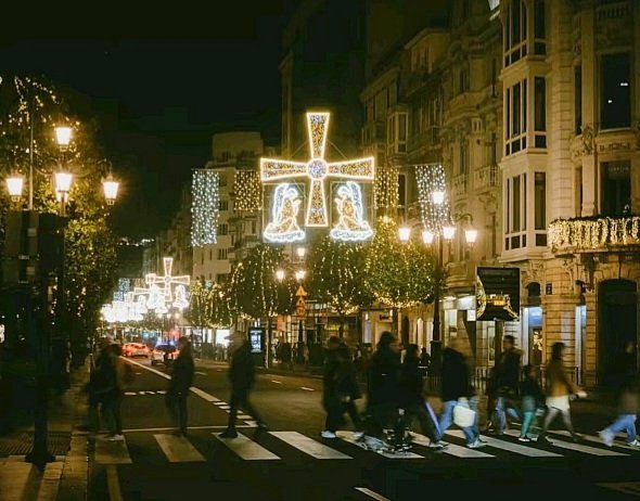 fagotadovd's tweet photo. Esta iluminación navideña, tradicional en Oviedo, a muchos les parecerá una horterada, pero a mí me parece preciosa. https://t.co/V7QShIdjgS