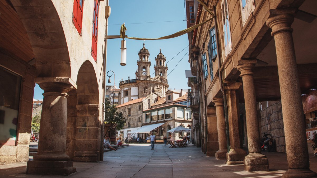 EspanaEnLatam's tweet image. Ourense, Pontevedra, A Coruña, Santiago y Lugo se visten de otoño. 🍂 
La historia y la arquitectura brillan entre calles de piedra, plazas acogedoras y una atmósfera tranquila que invita a pasear.

#VisitaEspaña #España #Galicia #TurismoUrbano #ThinkYouKnowSpain