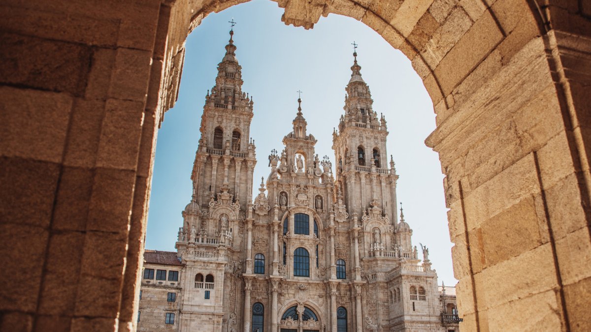 EspanaEnLatam's tweet image. Ourense, Pontevedra, A Coruña, Santiago y Lugo se visten de otoño. 🍂 
La historia y la arquitectura brillan entre calles de piedra, plazas acogedoras y una atmósfera tranquila que invita a pasear.

#VisitaEspaña #España #Galicia #TurismoUrbano #ThinkYouKnowSpain