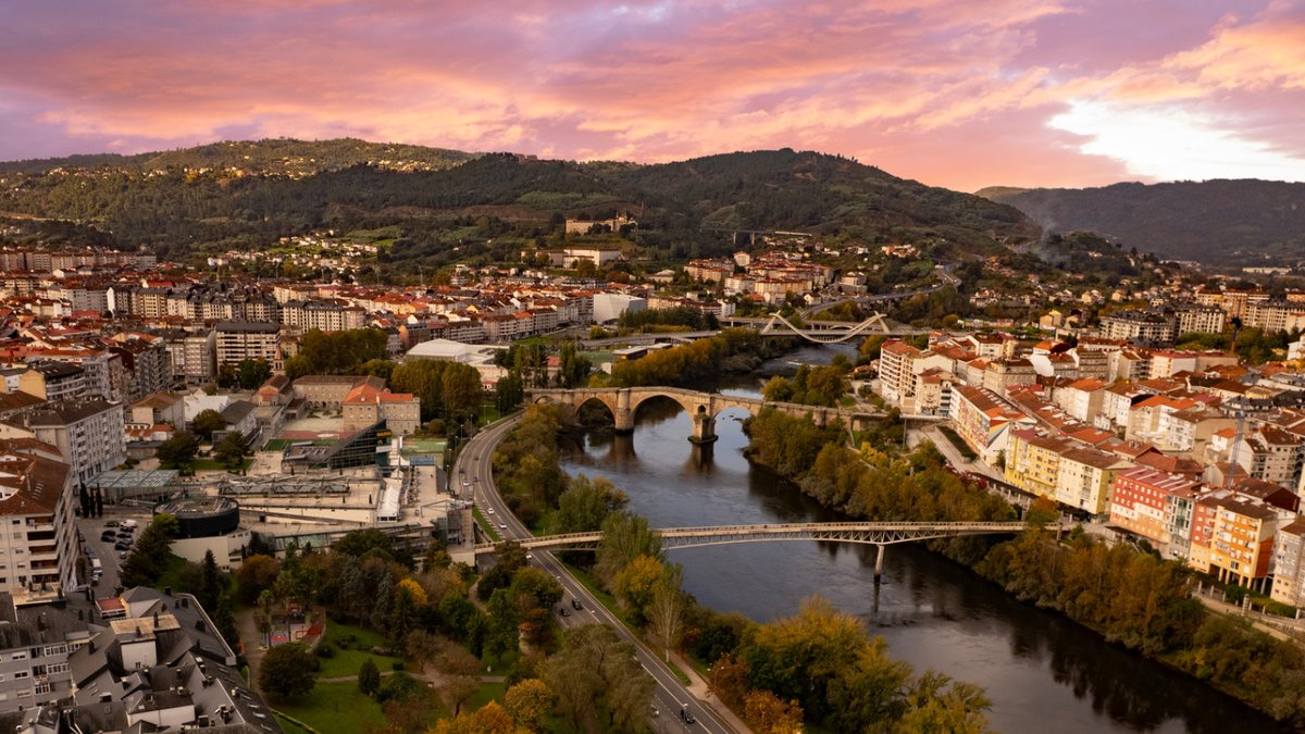 EspanaEnLatam's tweet image. Ourense, Pontevedra, A Coruña, Santiago y Lugo se visten de otoño. 🍂 
La historia y la arquitectura brillan entre calles de piedra, plazas acogedoras y una atmósfera tranquila que invita a pasear.

#VisitaEspaña #España #Galicia #TurismoUrbano #ThinkYouKnowSpain