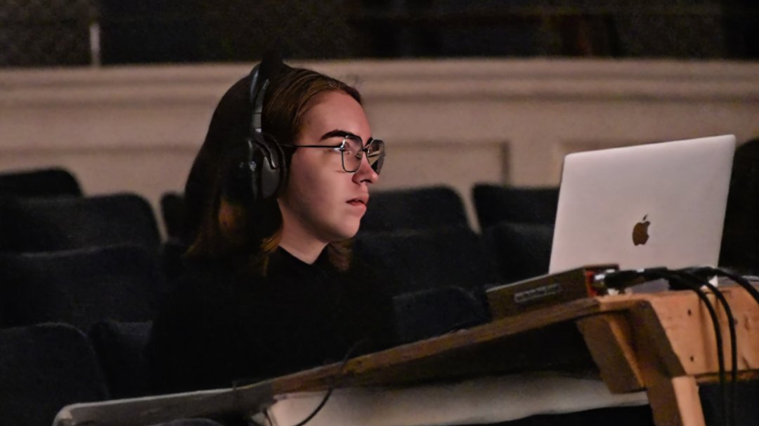 USCUpstate's tweet image. #HumanitiesHighlight: Behind the Scenes at Spartanburg Little Theatre Avery Beaton 🎭 A mass media major and theater minor interning as a stage manager with the Spartanburg Little Theatre. 

Learn more about Avery&apos;s work: brnw.ch/21wXDfD

#USCUpstate #Humanities