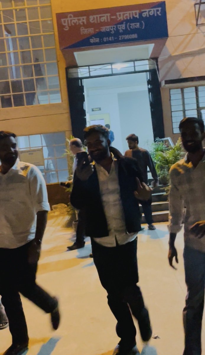 आभार श्री हनुमान जी बेनीवाल  🙏
आपकी बदौलत हमें तुरंत न्याय मिला और सभी साथियों को रिहा कर दिया गया ।

नेताजी से वार्ता हुई और हम मज़बूती से पीड़ित छात्रो के साथ खड़े है ।

<a href="/hanumanbeniwal/">HANUMAN BENIWAL</a> <a href="/RLPINDIAorg/">Rashtriya Loktantrik Party</a>