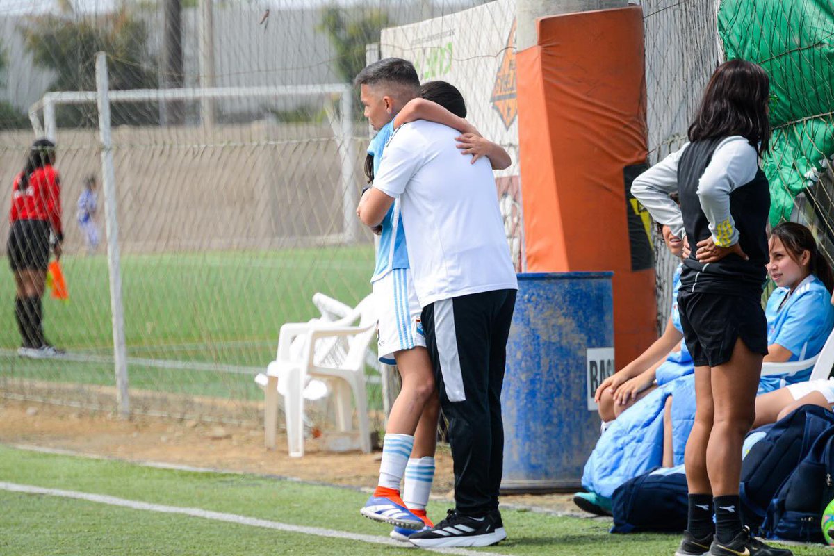 Un abrazo es más que celebrar un gol: es conexión, confianza y un “profe, este momento también es tuyo”.

Con los años, muchas jugadoras corrieron a abrazarme. Todas con el mismo mensaje: gracias.

Gracias por su cariño, su respeto y por abrazos que dejan huella. 🩵⚽️