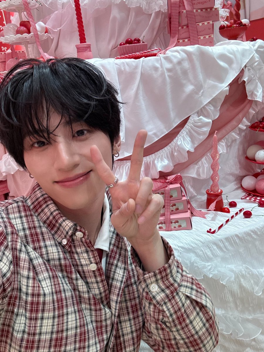 許豊凡] 素敵なプレゼントありがとう🎁🎂🍓 #INI_THE_WINTER_MAGIC