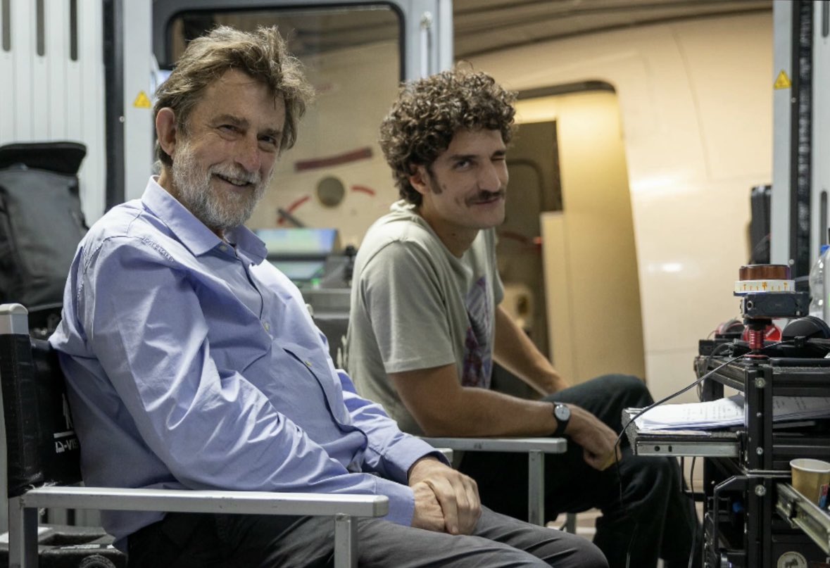Nanni Moretti e Louis Garrel in una nuova foto dal set di “Succederà questa notte”.