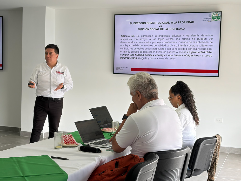 NRSColombia's tweet image. #Colombia 🇨🇴 | En Puerto Asís, Putumayo, realizamos la Jornada de fortalecimiento institucional sobre corrupción y #LavadoDeActivos en procesos de formalización de tierras.🌱
Actividad liderada por @UNODCROCOL con el apoyo de @UKinColombia y en articulación con @Supernotariado