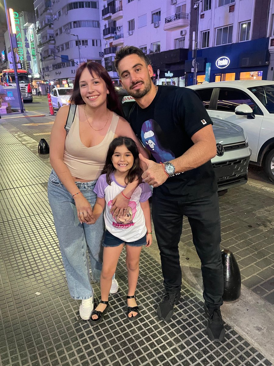 Anoche afuera del teatro🫶🏼
Mi novio soñó que les iba a cortar el pelo a luzu, cúmplanle el sueño! 
#nadiedicenada <a href="/NicolasOcchiato/">Nico Occhiato</a>