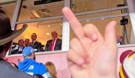 raymond72701194's tweet photo. @PressSec @PamBondi Where is the clit in Trump's neckGina??. Deport these... https://t.co/dZFw2TBhyM