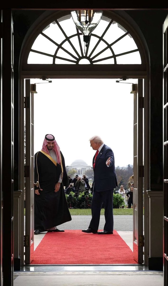 v__ff's tweet image. ليا منّه مشى مشي الملوك بهيبة المقدام
اخذ من مشلحه صوره جليّه في معانيها

يدير اقطاب الارض بقبضة اليمنى وبالابهام
وباليسرى يسفّط مجدها عن بكرة ابيهاا

من يقول آلسعوديه سفينة نوح ماينلام
ياحظ اللي ركبها واقشر اللي ماركب فيها

#السعودية_العظمى 🇸🇦