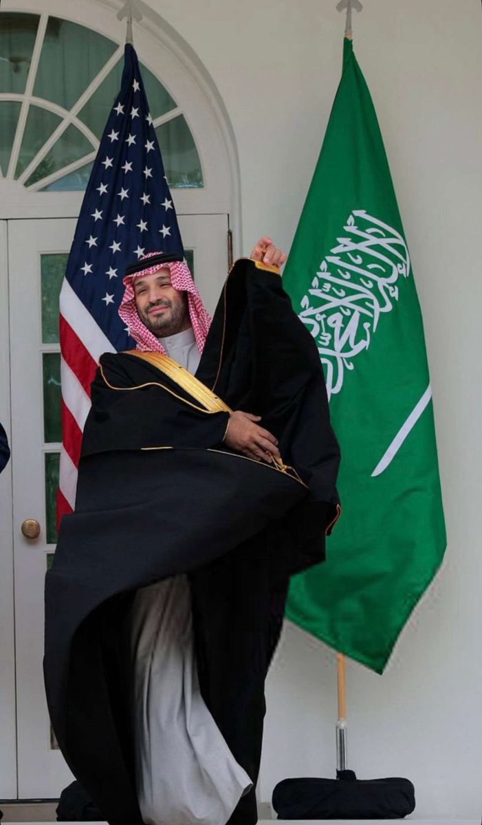 v__ff's tweet image. ليا منّه مشى مشي الملوك بهيبة المقدام
اخذ من مشلحه صوره جليّه في معانيها

يدير اقطاب الارض بقبضة اليمنى وبالابهام
وباليسرى يسفّط مجدها عن بكرة ابيهاا

من يقول آلسعوديه سفينة نوح ماينلام
ياحظ اللي ركبها واقشر اللي ماركب فيها

#السعودية_العظمى 🇸🇦