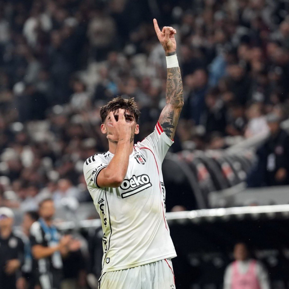 Rafa’nın yokluğunda Jota’ya daha fazla şans vermeliyiz. 3–4 milyon € kiralama bedeli ödenen bir oyuncu bu takımda, Rashica varken ne kadar kötü oynayabilir ki? 

Anlıyorum hocam, sen istemedin ama yönetim aldı. Ancak şu an inat etmenin zamanı değil.