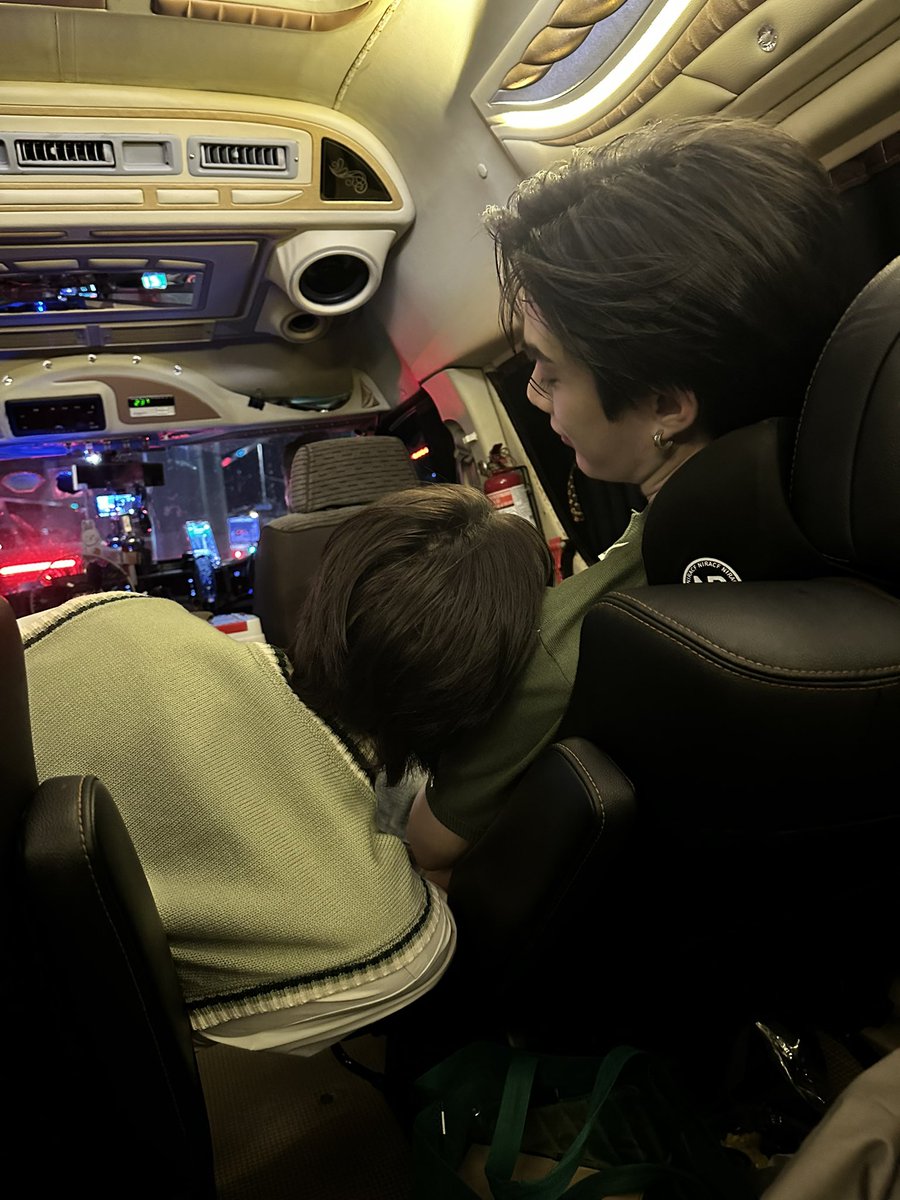 kerdomundi's tweet image. ติดฝนจะไม่ได้เห็นน้ำตาป้าหลานอีกต่อไป ไม่มีแล้วครับคดี(มี) มีแต่เบบี๋ข้ามเบาะมาเกาะแขนแล้วครับ/ตะเบ๊ะ/ป้าหลานร่วมใจ/ไม่ไปแล้วสนเพราะพวกเราสบมยหสบายมากหายห่วง(ห่วง)🫡 #TleFirstOne