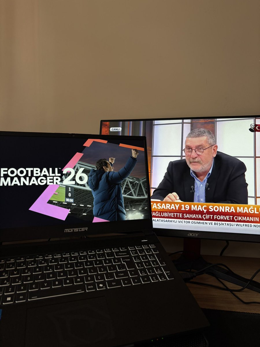 mertkanbey's tweet photo. Football Manager oynarken arkaplanda ya da başka bir cihazda Cem Dizdar, kırmızı çizgi(ntvspor dönemi) ve teke tek izlemek, günlük stresi atan, acayip kafa açan bir şey

Teşekkürler FM, teşekkürler Fatih Altaylı ve niceleri

Bu arada ufak hatalar dışında, fm26 oldukça başarılı https://t.co/me2C3MbzoC