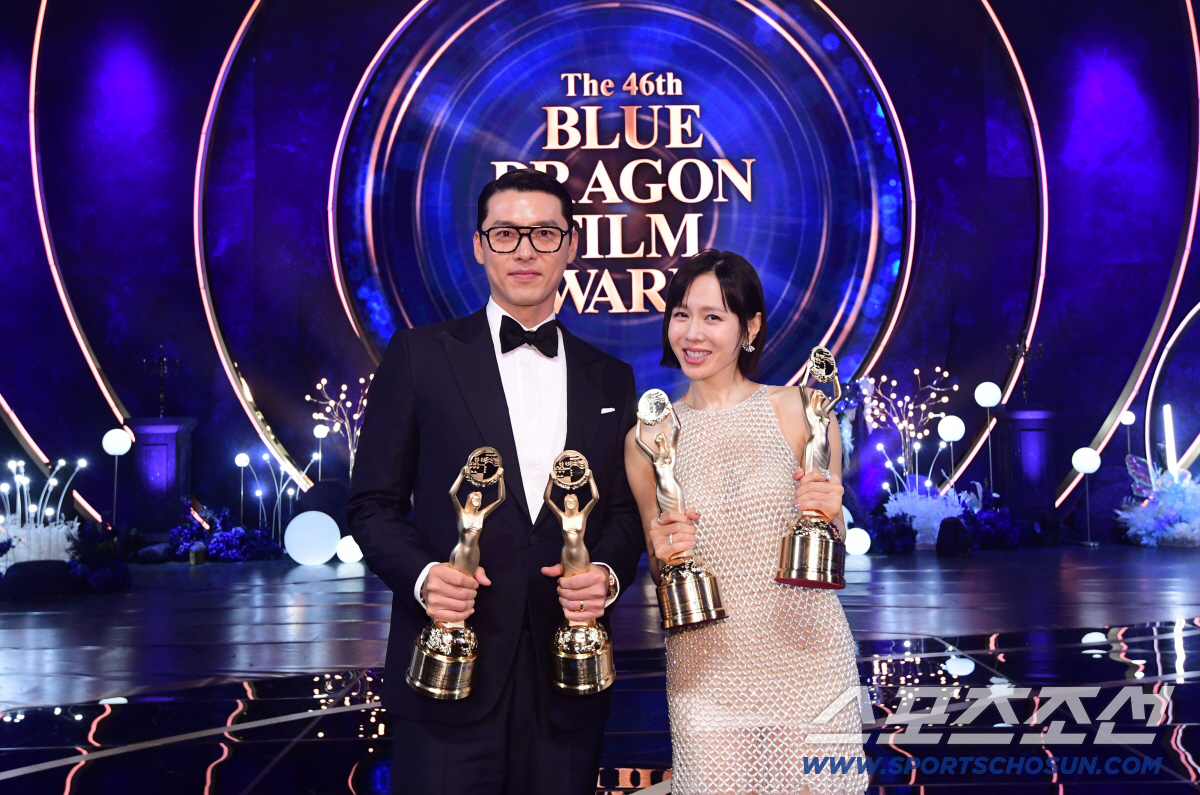 HallyuUSA's tweet image. Best Actor &amp;amp; Best Actress — Blue Dragon Film Awards 2025 🏆

!!!! Hyun Bin &amp;amp; Son Ye Jin !!!!

CONGRATULATIONS BINJIN COUPLE!! The first married couple to ever win Best Actor &amp;amp; Best Actress at the same time, truly the Best Couple of the Century!

#CrashLandingOnYou #CLOY #BinJin