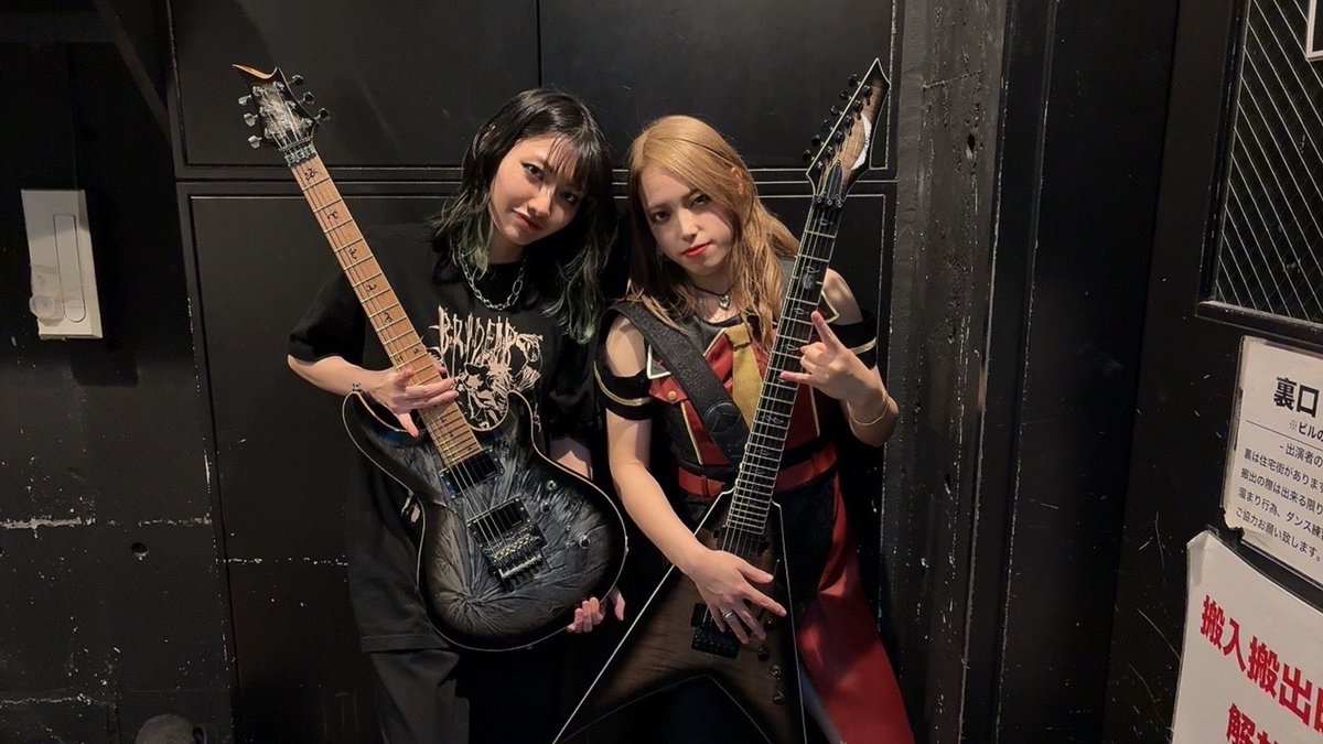 sallyrose4's tweet image. 本日のMellowsのライブありがとうございました！！🤘🔥

メタル一色な一夜で、皆さんのエネルギーも浴びれてめっちゃ楽しかったです🥰
ブチ上がってくれて有難う🥹

終演後バタバタしておりましたがBRIDEARのAYUMIちゃんが写真撮ってくれました✨
今日もマジカッコよかったぜ兄弟！！🎸
ありがと〜！💓