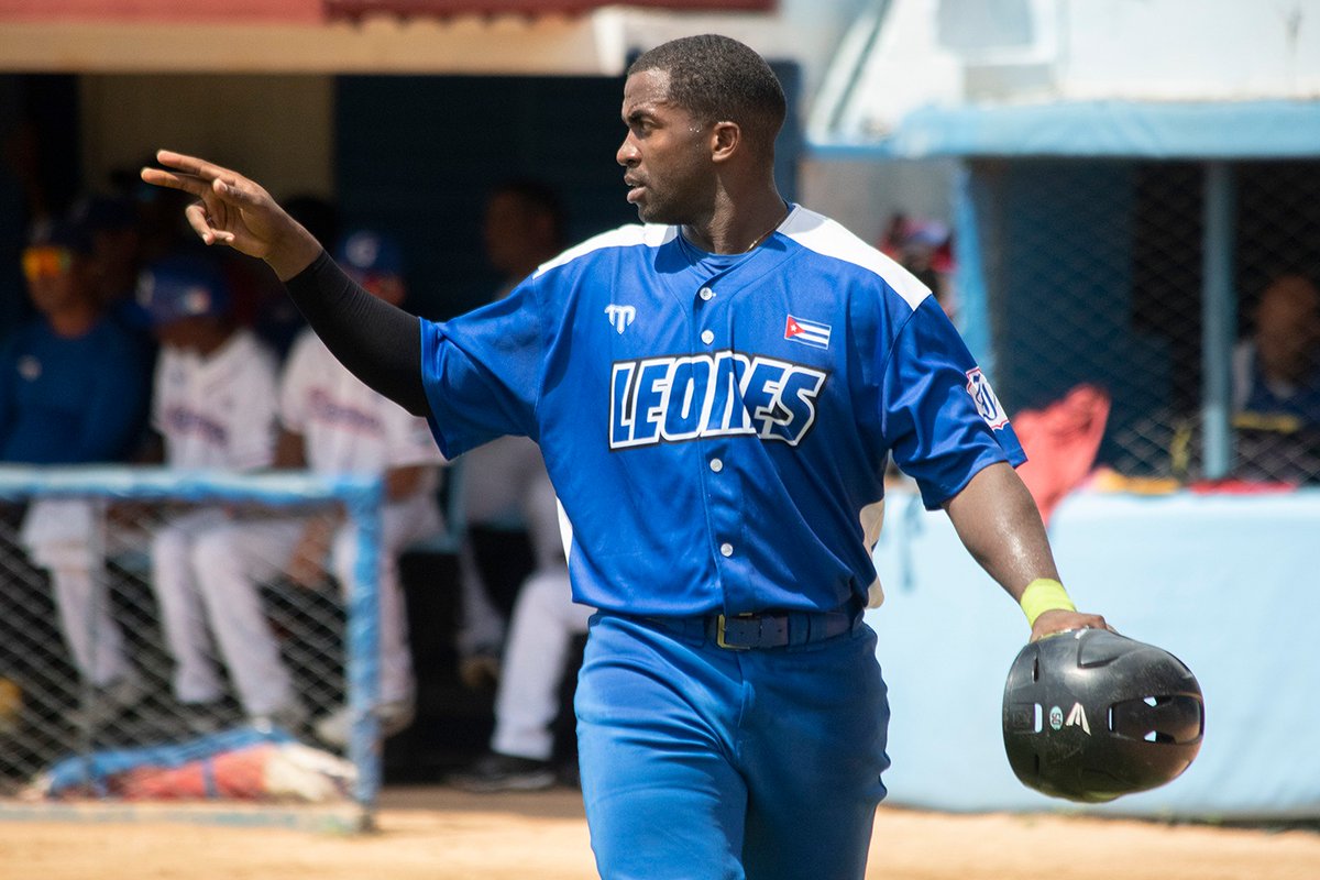 baseballdecuba's tweet image. 64 SNB | Industriales, a ½ juego de Holguín; Las Tunas superó a Matanzas; los Elefantes siguen imparables; más notas
baseballdecuba.com/post/64-snb-in… 
#64SNB #baseballdecuba
📸Radio Bayamo