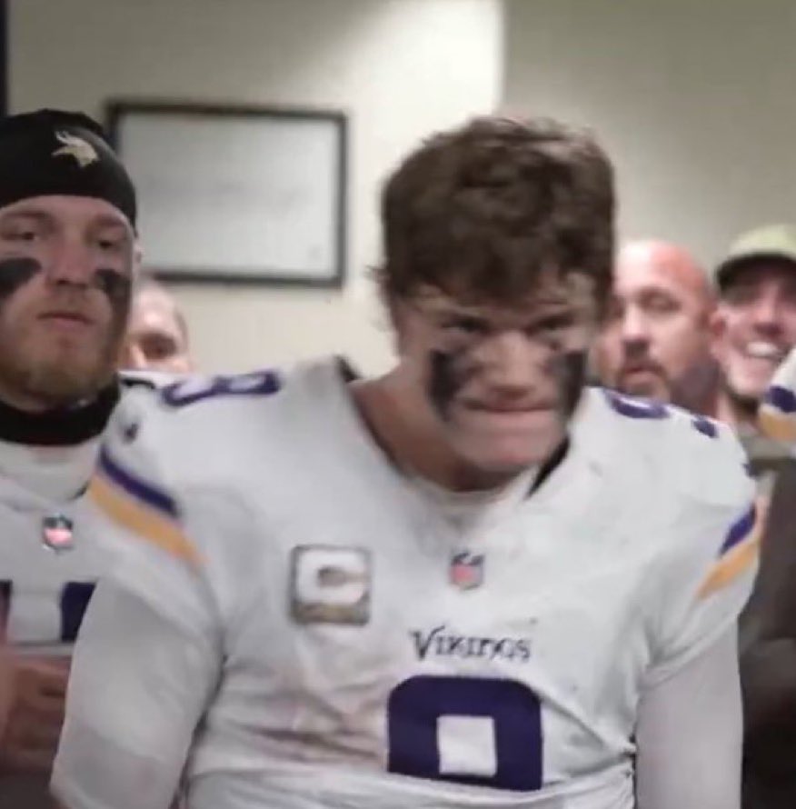 Sunday’s Packers 🆚 Vikings matchup is between the QB with the best EPA/Play and the QB with the dead last EPA/Play 

     🧀 No. 1 - Jordan Love: 0.285

                                &amp; 

     🟣 No. 35 - JJ McCarthy: -0.243