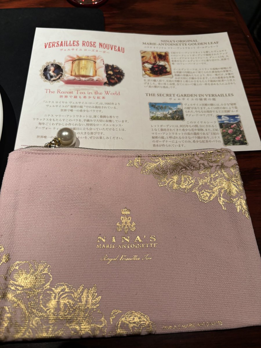 今日のカフェは、”ル カフェドゥ ジョエル・ロブション “日本橋高島屋店へ。ニナスとのコラボしてたので来てみた。『ハートのヴァシュラン　苺と赤い果実のムース マリー・アントワネット ティー香るソースを合わせて』ニナスオリジナルフレーバーティー【ヴェルサイユ ローズヌーヴォー 2025】¥2900