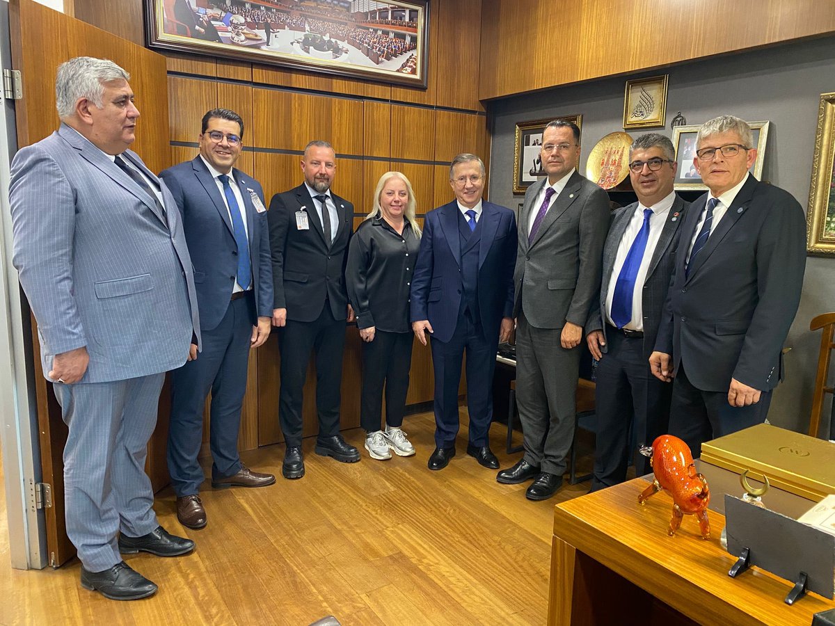 Bugün 2026 Plan Bütçe Komisyon toplantımızın ardından; İzmir İl Yöneticilerimiz Volkan Evci, Serkan Esen, Yusuf Aşman, Av. Ali Barış Ercan, Ahmet Murat Beydoğan; Çeşme İlçe Yöneticimiz Havva Evci ve Balçova İlçe Başkanımız Orhangazi Apa bizleri Mecliste ziyaret ettiler.

Nazik