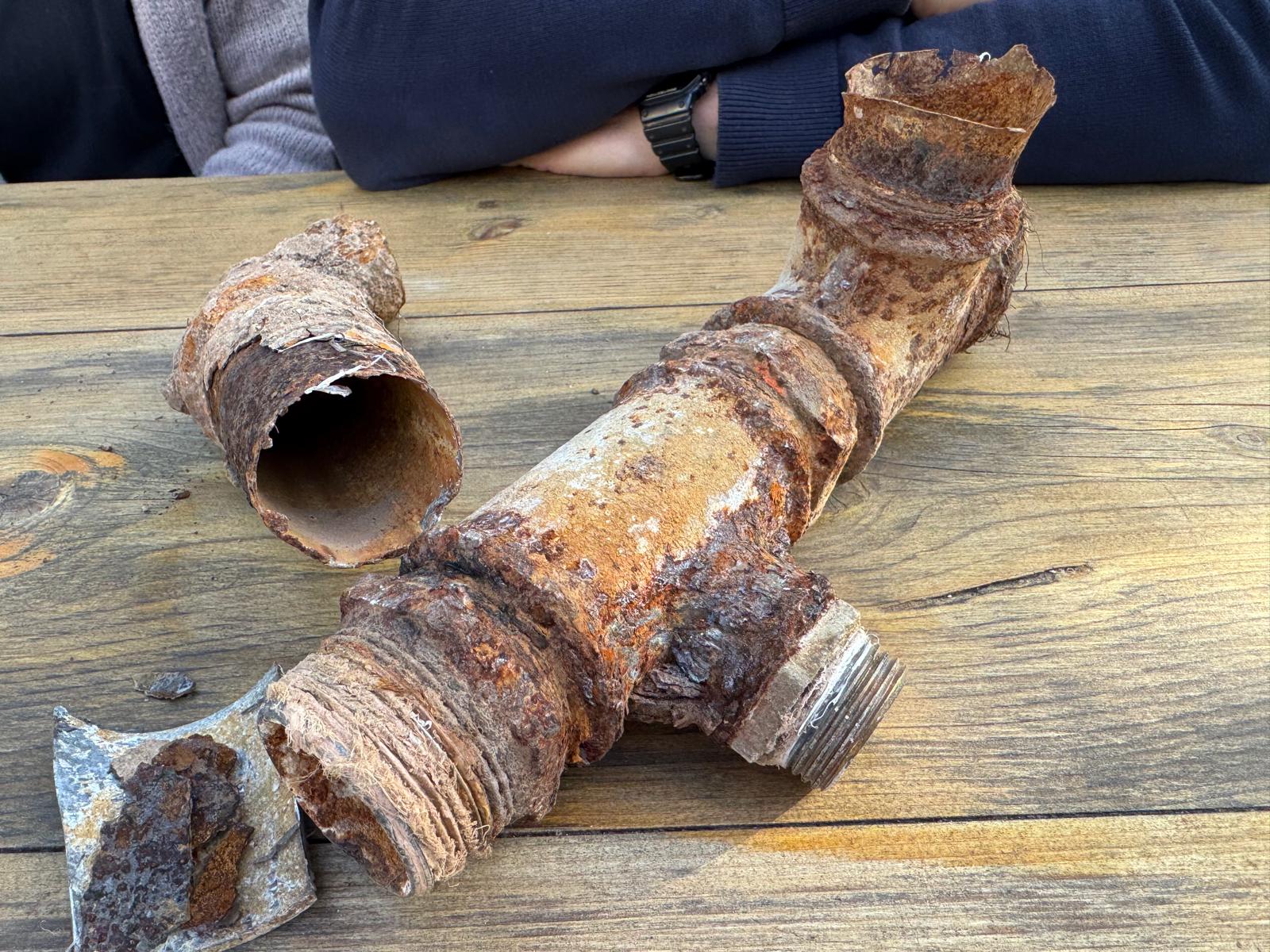 Hipocresía política en la gestión del agua: de las cañerías oxidadas en Valencia al plomo en Xàtiva