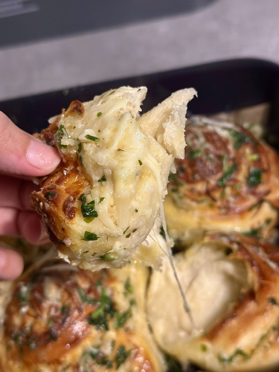 j’ai fait des garlic rolls fourré au fromage c’était tellement bon, je recommande à 100% en plus c’est plutôt simple.