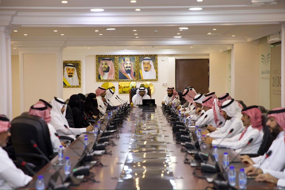 بمتابعة من المدير العام لـ #تعليم_نجران،
وبحضور مساعد المدير العام للخدمات؛ نفّذت الإدارة العامة للتعليم بمنطقة نجران لقاءً بعنوان "مصفوفة المهام والصلاحيات في عمل الوعي الفكري"، استهدف مديري الإدارات والأقسام، ومديري ومديرات المدارس.