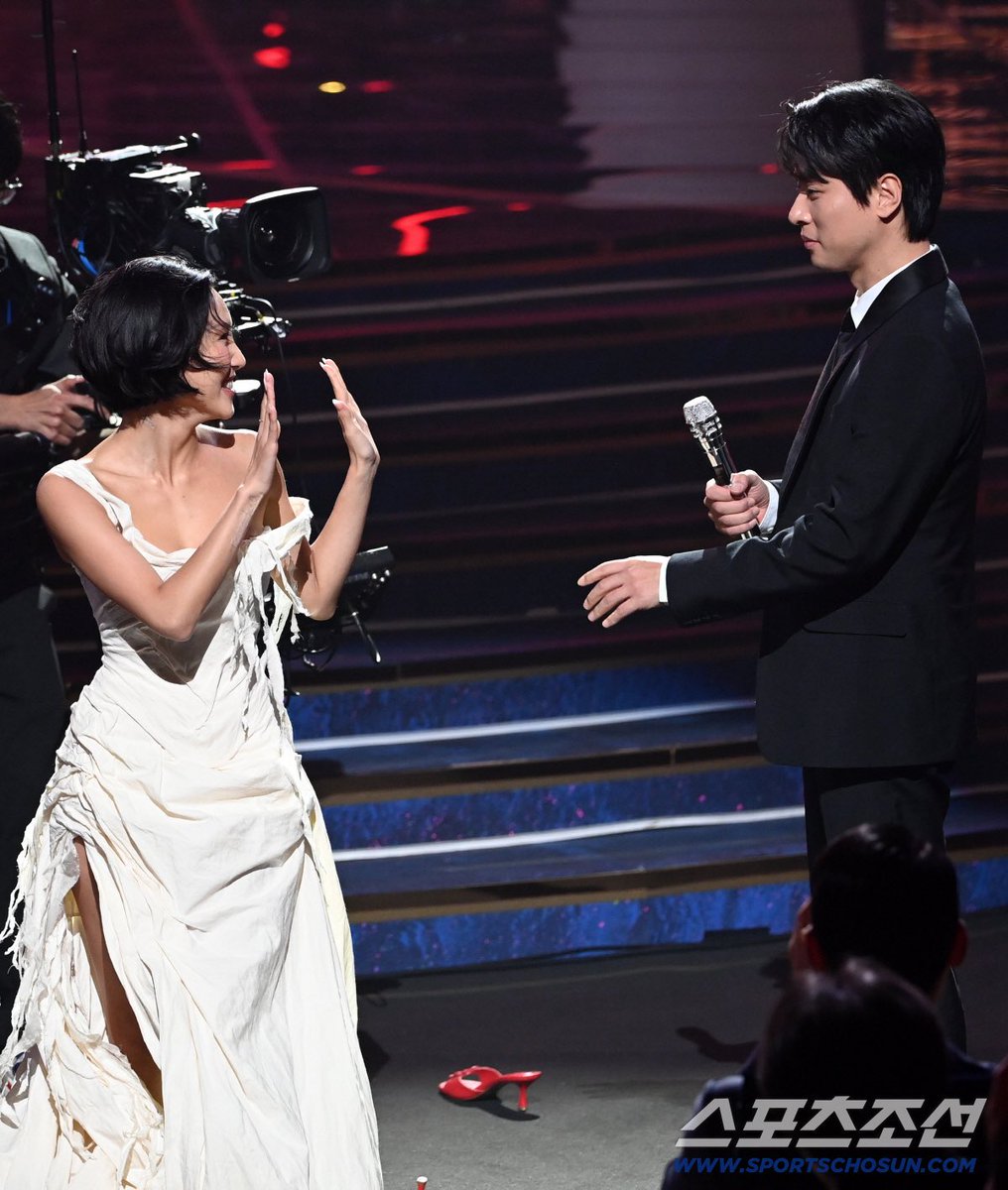 HYEJlNAHN's tweet image. Without any announcement, I made another surprise appearance at the Blue Dragon Film Awards and seeing the Twits’ reactions was everything. Park Jeongmin also teamed up with me to lift the whole ambience of the stage. So, how was it?