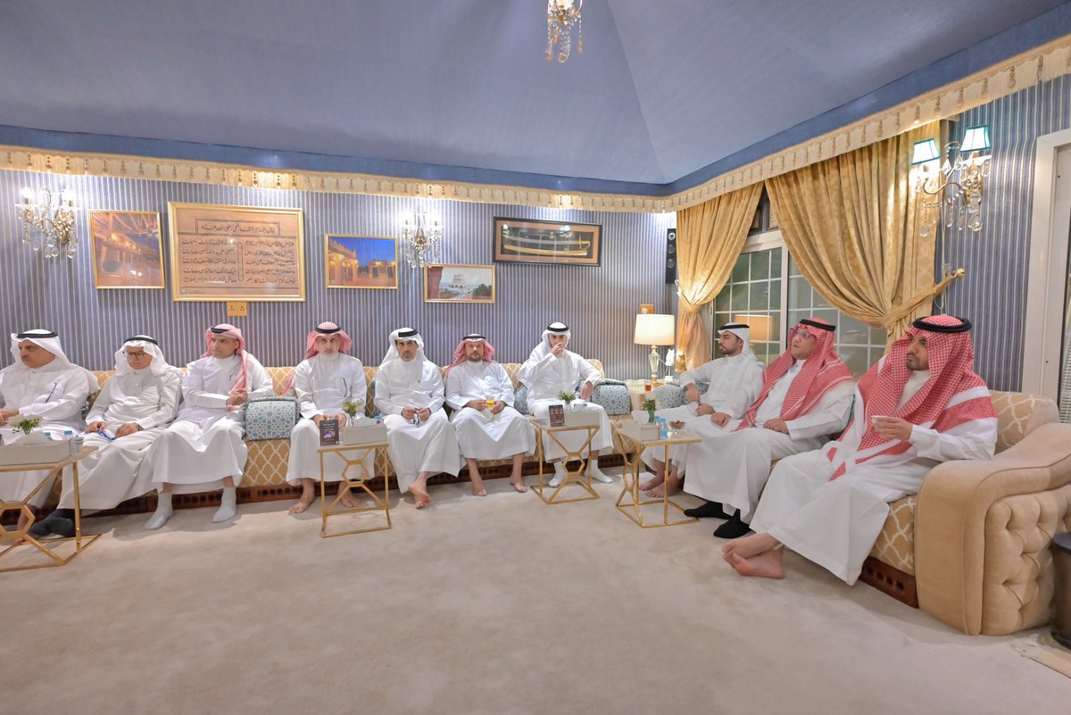 AbabtainFDN's tweet photo. أقامت مؤسسة عبدالله بن محمد أبابطين الثقافية، لقاء مع الأستاذ محمد بن إبراهيم الحسيني @Mohd_hussaini وتقديم كتابه "حكايا إدارية" والحديث عن قصص ملهمة في عالم الإدارة، ويجمع الكتاب خلاصة تجارب إدارية، وحضر اللقاء مجموعة من أعيان المجتمع.

📷 صور اللقاء :
https://t.co/oT2EWPTKOv https://t.co/9oi3LSMfUd