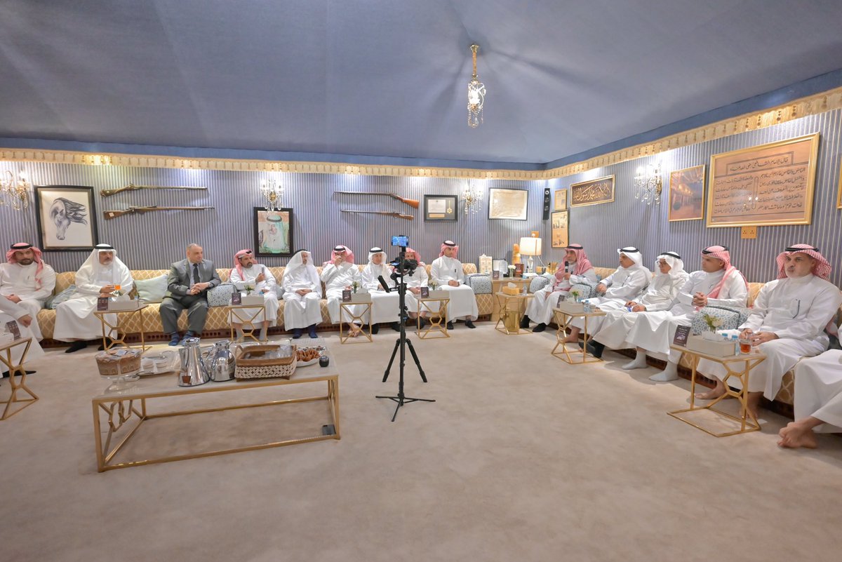 AbabtainFDN's tweet photo. أقامت مؤسسة عبدالله بن محمد أبابطين الثقافية، لقاء مع الأستاذ محمد بن إبراهيم الحسيني @Mohd_hussaini وتقديم كتابه "حكايا إدارية" والحديث عن قصص ملهمة في عالم الإدارة، ويجمع الكتاب خلاصة تجارب إدارية، وحضر اللقاء مجموعة من أعيان المجتمع.

📷 صور اللقاء :
https://t.co/oT2EWPTKOv https://t.co/9oi3LSMfUd