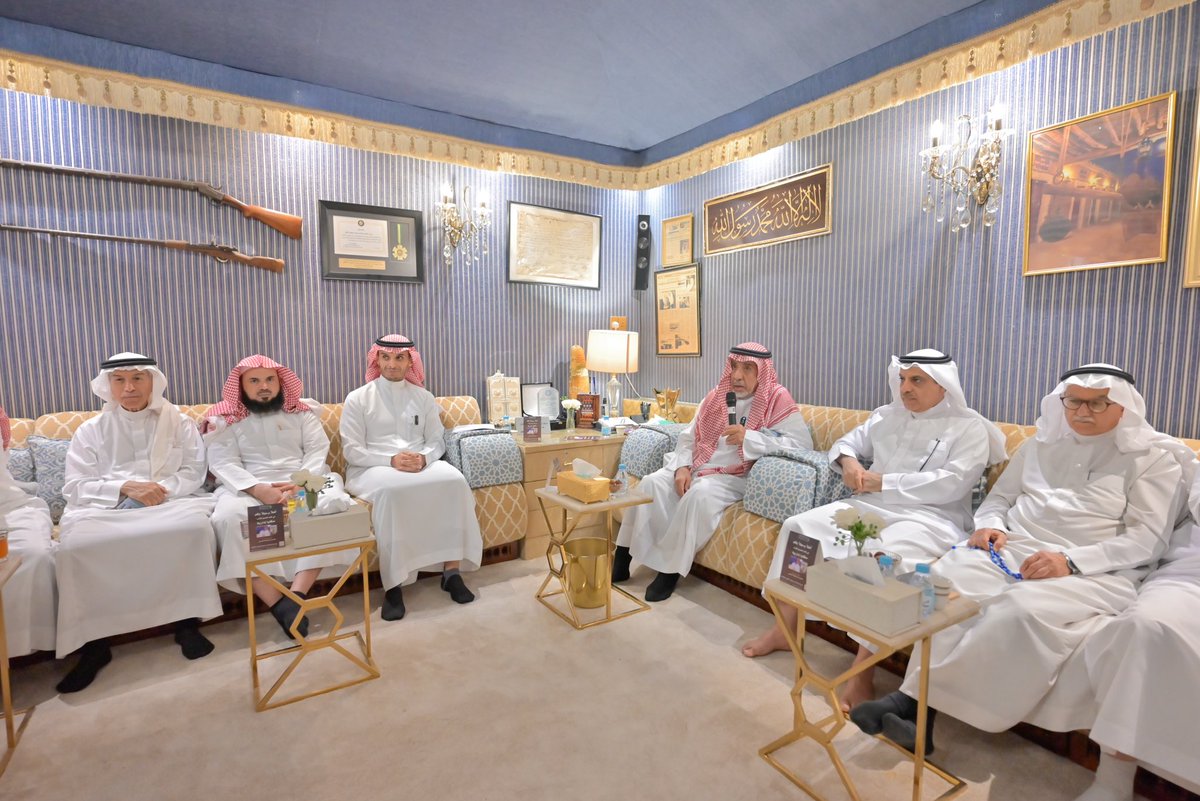 AbabtainFDN's tweet photo. أقامت مؤسسة عبدالله بن محمد أبابطين الثقافية، لقاء مع الأستاذ محمد بن إبراهيم الحسيني @Mohd_hussaini وتقديم كتابه "حكايا إدارية" والحديث عن قصص ملهمة في عالم الإدارة، ويجمع الكتاب خلاصة تجارب إدارية، وحضر اللقاء مجموعة من أعيان المجتمع.

📷 صور اللقاء :
https://t.co/oT2EWPTKOv https://t.co/9oi3LSMfUd