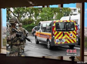 DAYZ405's tweet image. 🤗Heard a car back out of the driveway, then another—neighborhood’s waking up.🛡Dew adorns sunflower’s golden petals☠