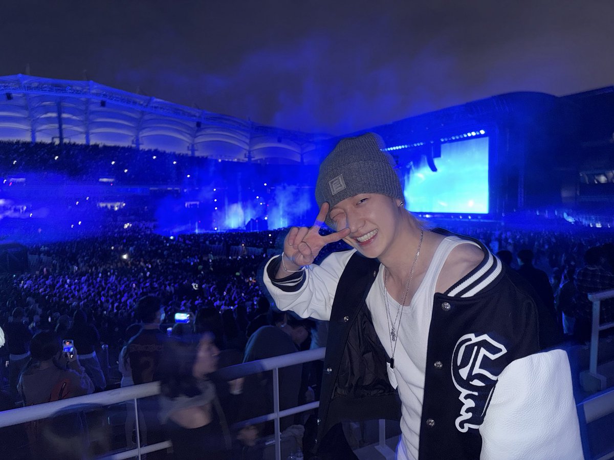 skzwithstay8's tweet photo. 🐺 - 🌱
[191125] 4:38-4:39 PM KST
(KOR&amp;ENG)

*PICTURES

Ah forgot to send this

My bad ㅠ

When I went to Travis Scott’s show hahaha https://t.co/9JFDDy99Ex
