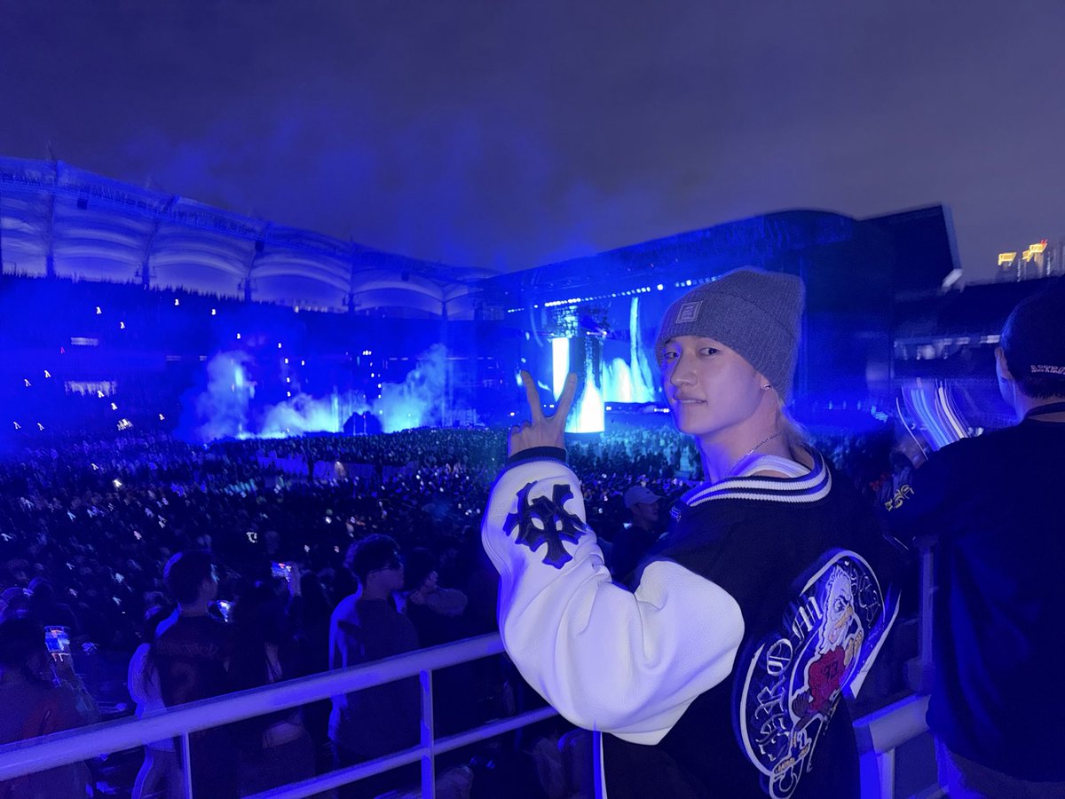 skzwithstay8's tweet photo. 🐺 - 🌱
[191125] 4:38-4:39 PM KST
(KOR&amp;ENG)

*PICTURES

Ah forgot to send this

My bad ㅠ

When I went to Travis Scott’s show hahaha https://t.co/9JFDDy99Ex
