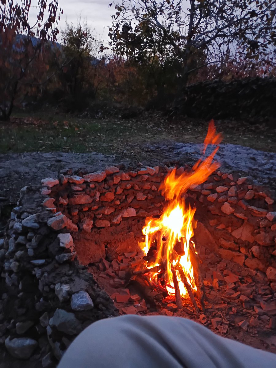 ışıltısız bir hayatı aydınlatma çabasıyla gene alandadır