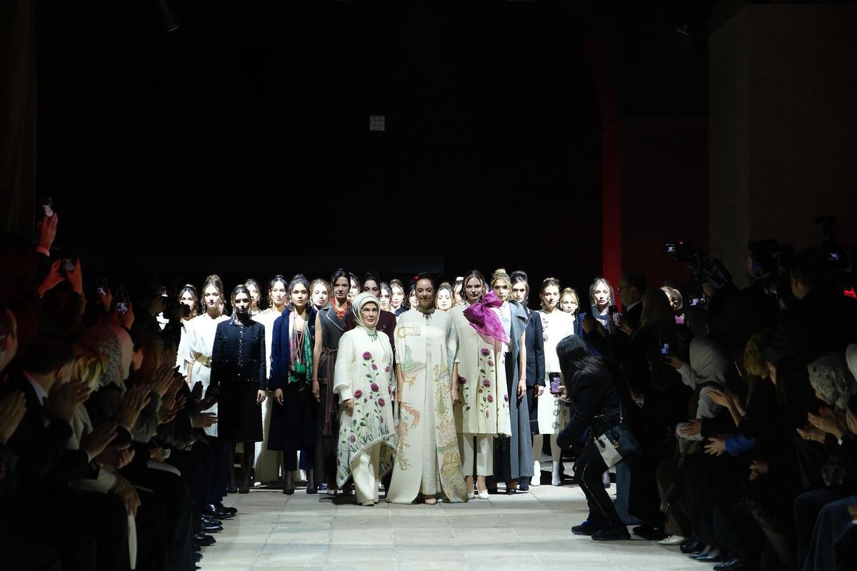 EmineErdogan's tweet image. Anadolu Medeniyetleri Müzesi’nde, Ankara tarihinin ayrılmaz bir parçası olan sof kumaşın, “Anadoludakiler: Sof’un Zamansız Yolculuğu” koleksiyonu ile yeniden doğuşuna tanıklık ettik. 

Sof kumaş demek, Ankara’nın taşına toprağına sinmiş bir hafıza, asırlara yayılmış bir kültür…