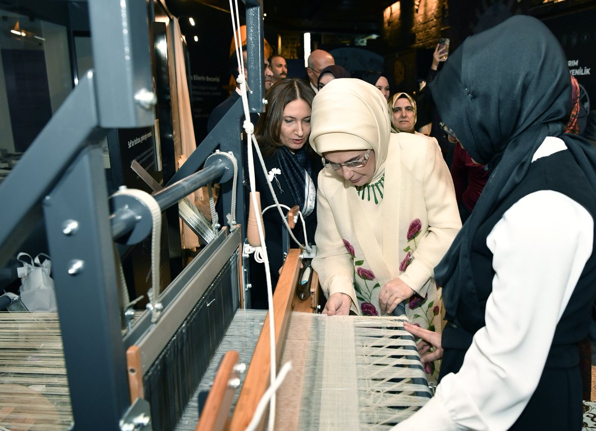 EmineErdogan's tweet image. Anadolu Medeniyetleri Müzesi’nde, Ankara tarihinin ayrılmaz bir parçası olan sof kumaşın, “Anadoludakiler: Sof’un Zamansız Yolculuğu” koleksiyonu ile yeniden doğuşuna tanıklık ettik. 

Sof kumaş demek, Ankara’nın taşına toprağına sinmiş bir hafıza, asırlara yayılmış bir kültür…