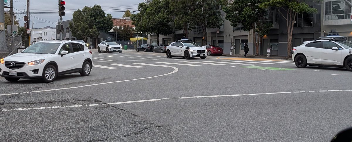 sunilnvn's tweet photo. Waymo on a roll in SF https://t.co/REpJHAFWWO